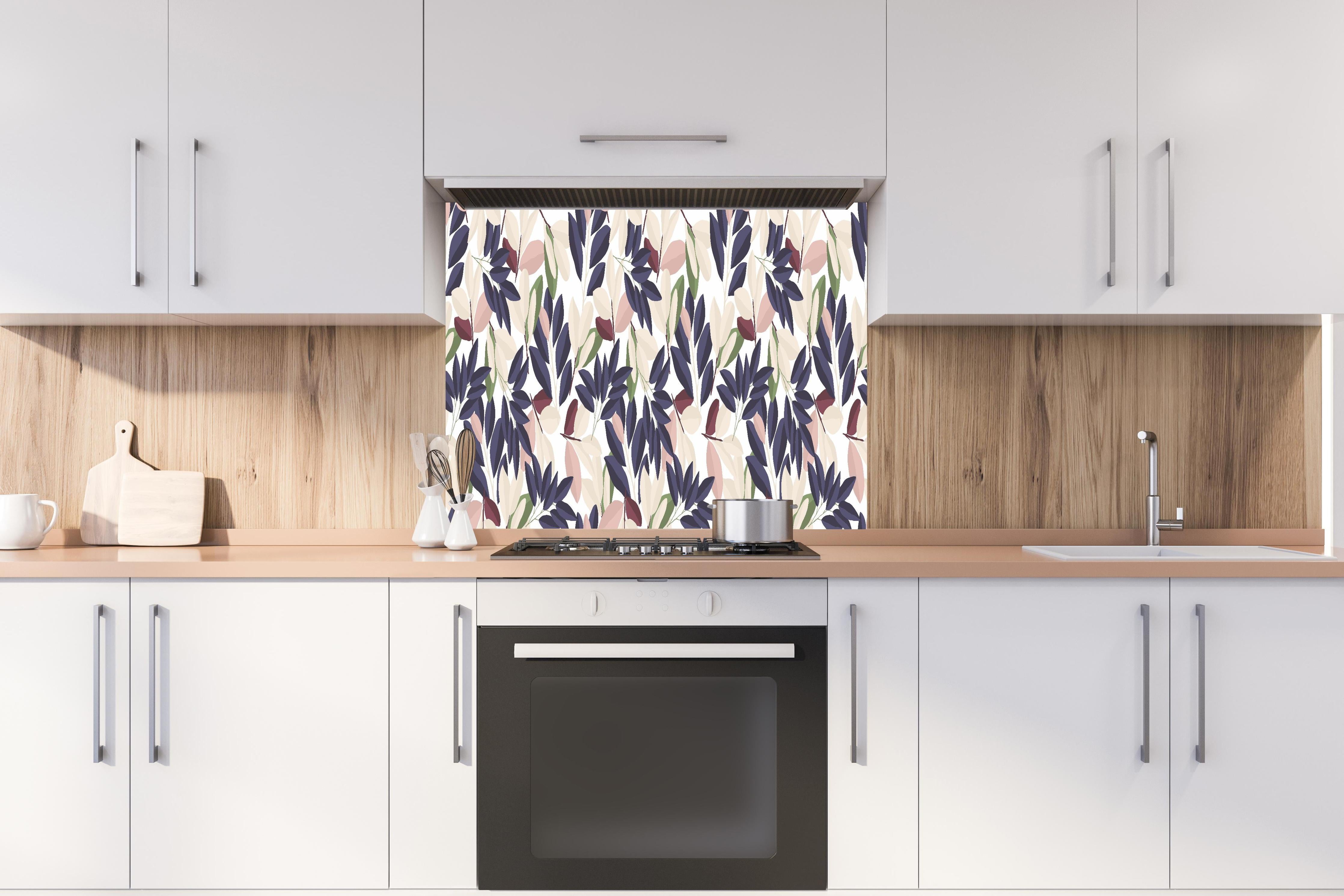 Spritzschutz - Florales Design in sanften Pastellnuancen hinter einem Cerankochfeld zwischen Holz-Kochutensilien
