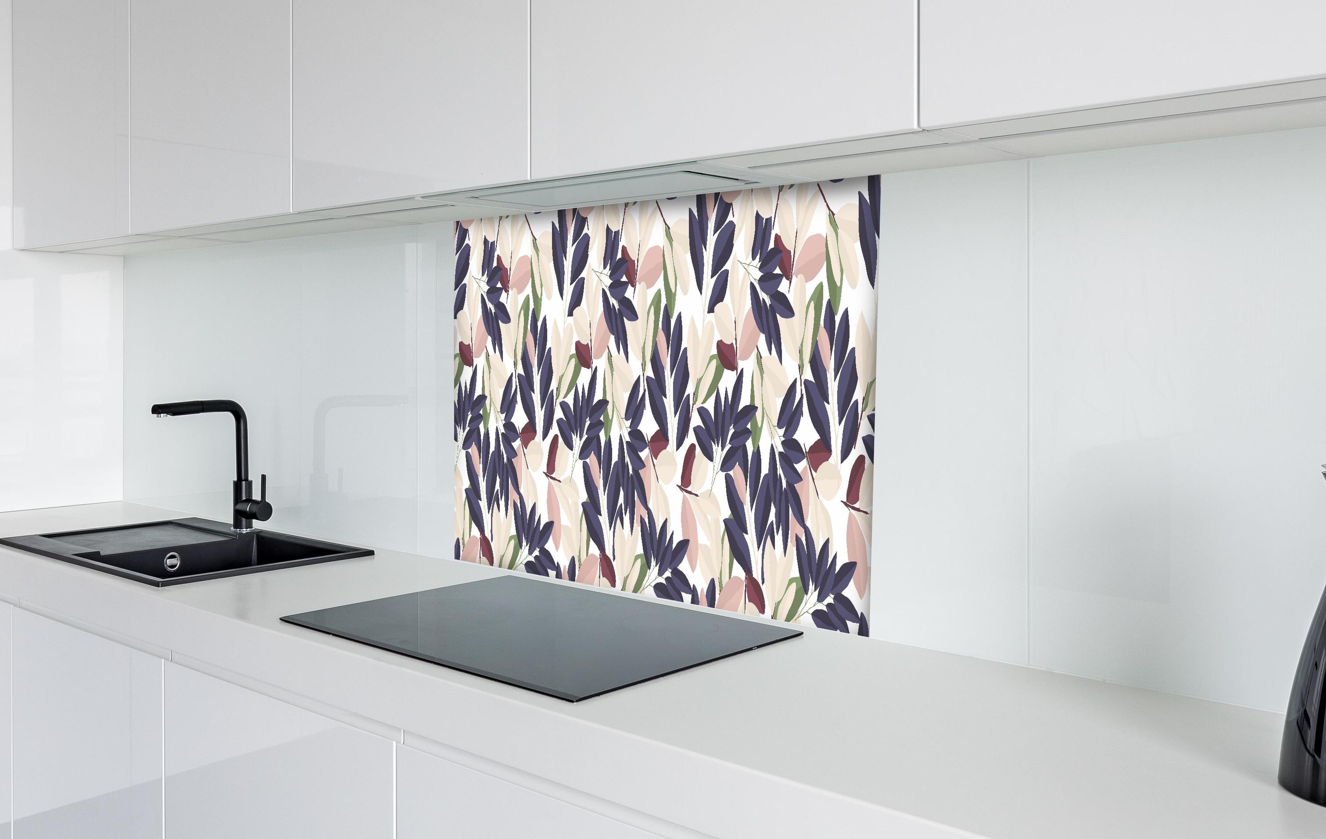 Spritzschutz - Florales Design in sanften Pastellnuancen hinter einem Cerankochfeld zwischen Holz-Kochutensilien
