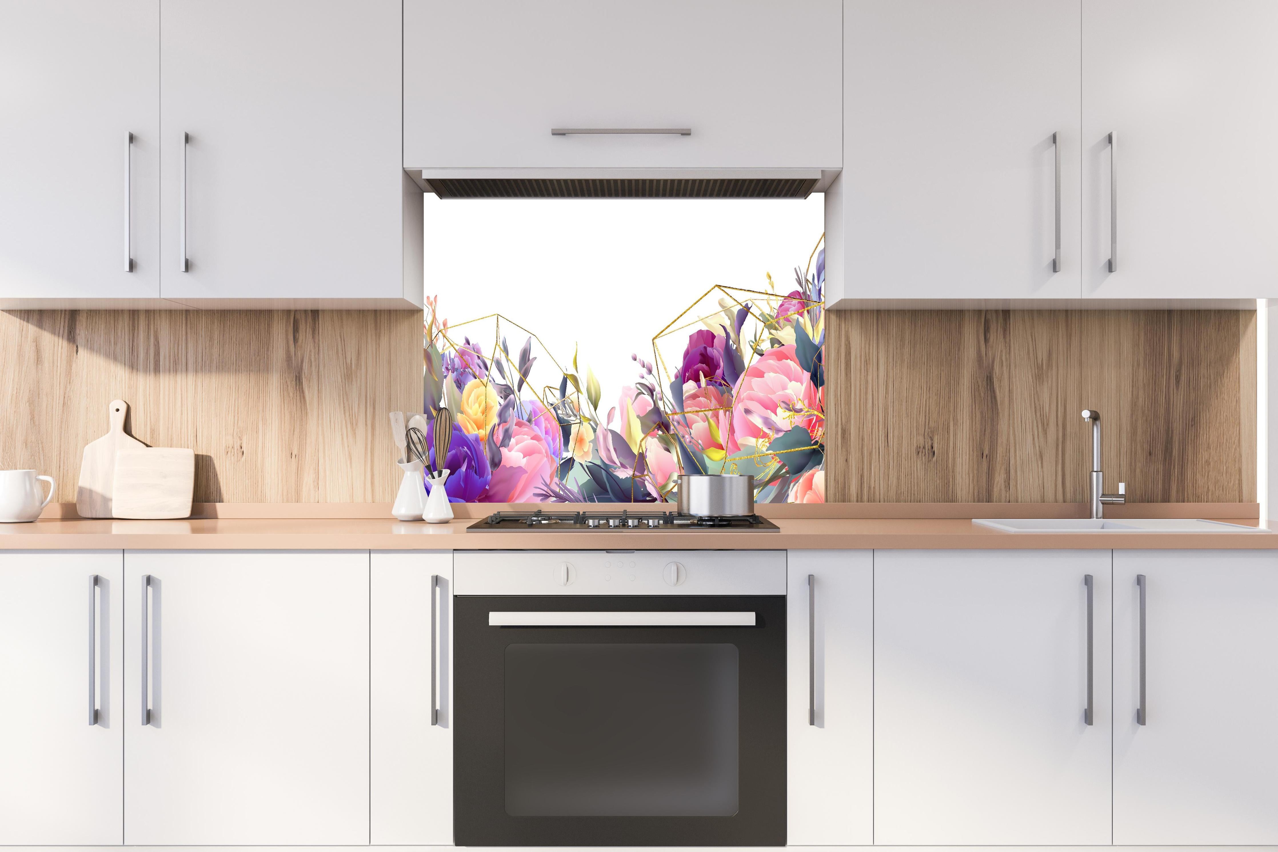 Spritzschutz - Florales Kunstdesign mit Goldakzenten hinter einem Cerankochfeld zwischen Holz-Kochutensilien
