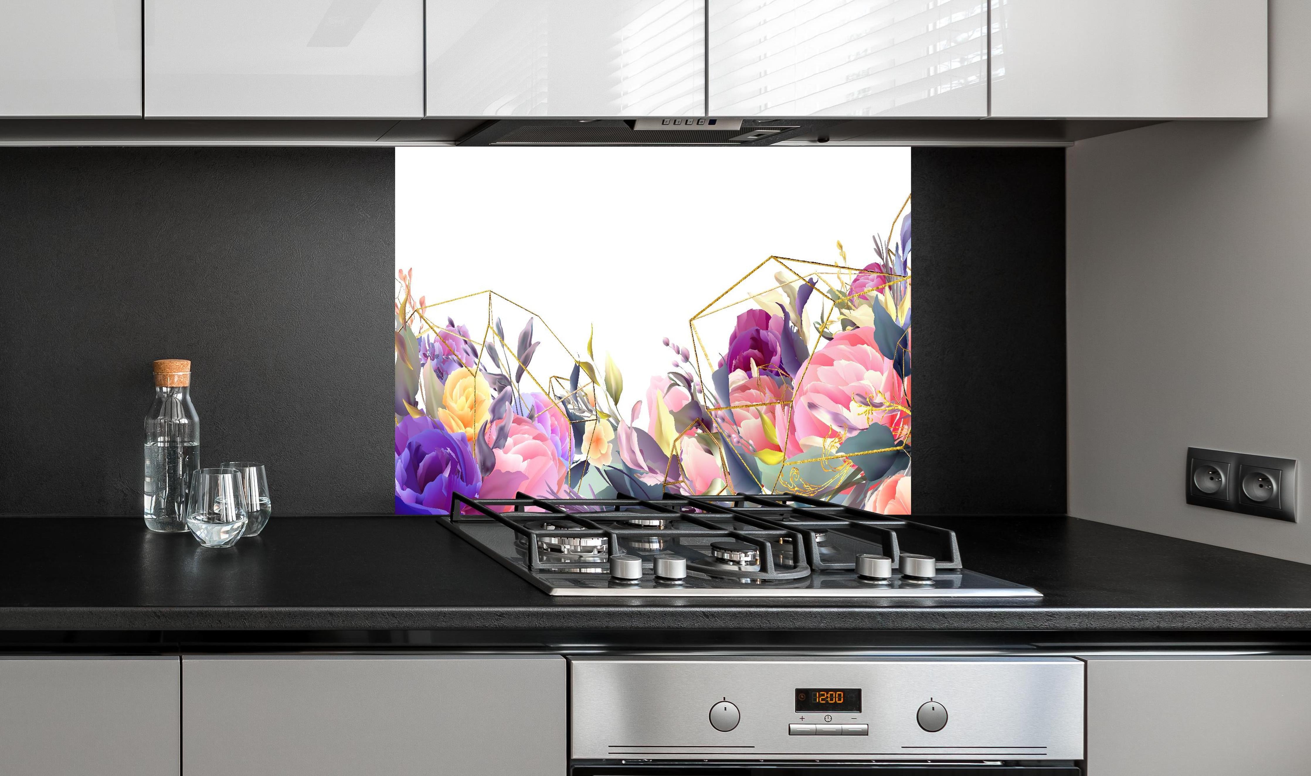 Spritzschutz - Florales Kunstdesign mit Goldakzenten hinter einem Cerankochfeld zwischen Holz-Kochutensilien
