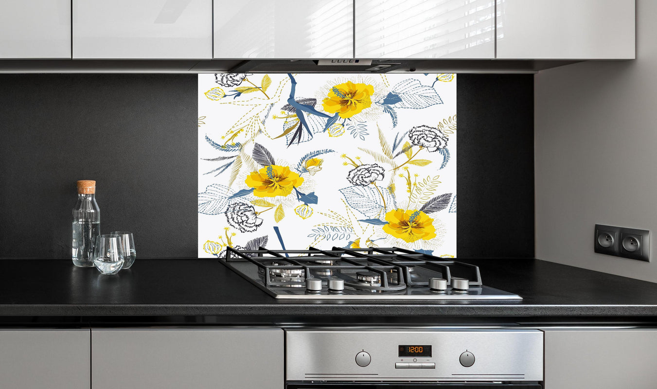 Spritzschutz - Florales Muster Gelb Weiß Illustration hinter einem Cerankochfeld zwischen Holz-Kochutensilien

