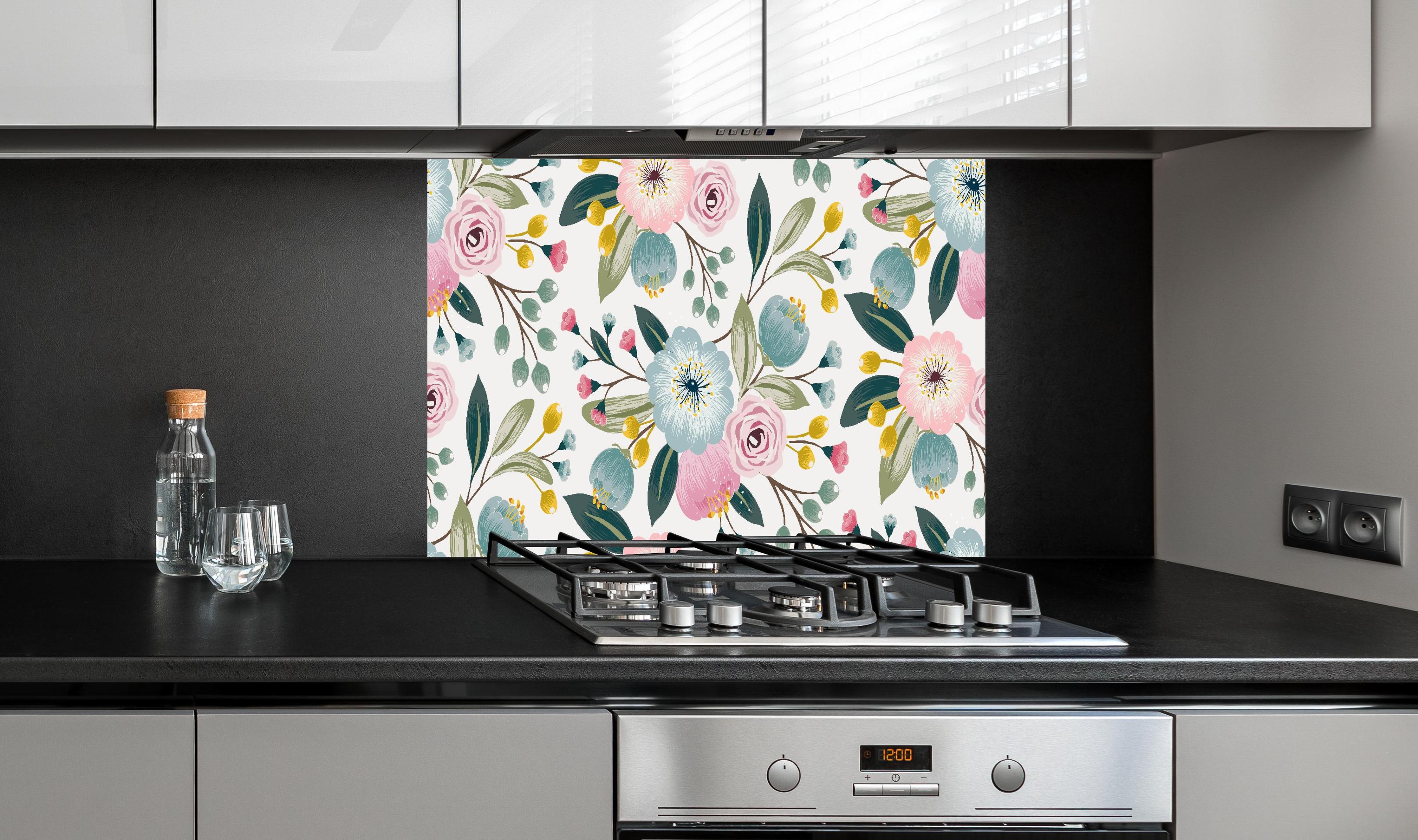 Spritzschutz - Florales Muster Tapeten Design Rosa Grün hinter einem Cerankochfeld zwischen Holz-Kochutensilien
