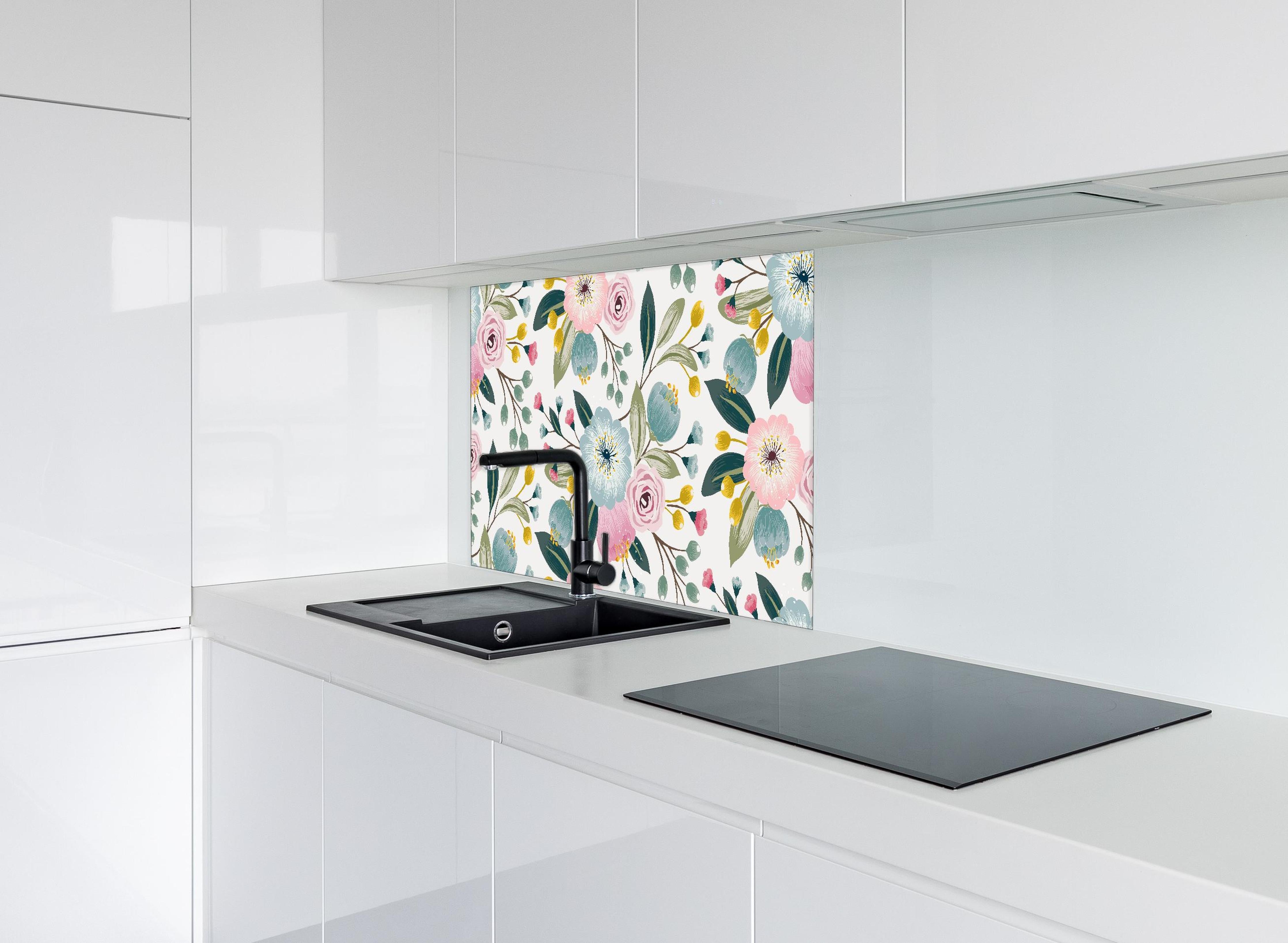 Spritzschutz - Florales Muster Tapeten Design Rosa Grün hinter einem Cerankochfeld zwischen Holz-Kochutensilien
