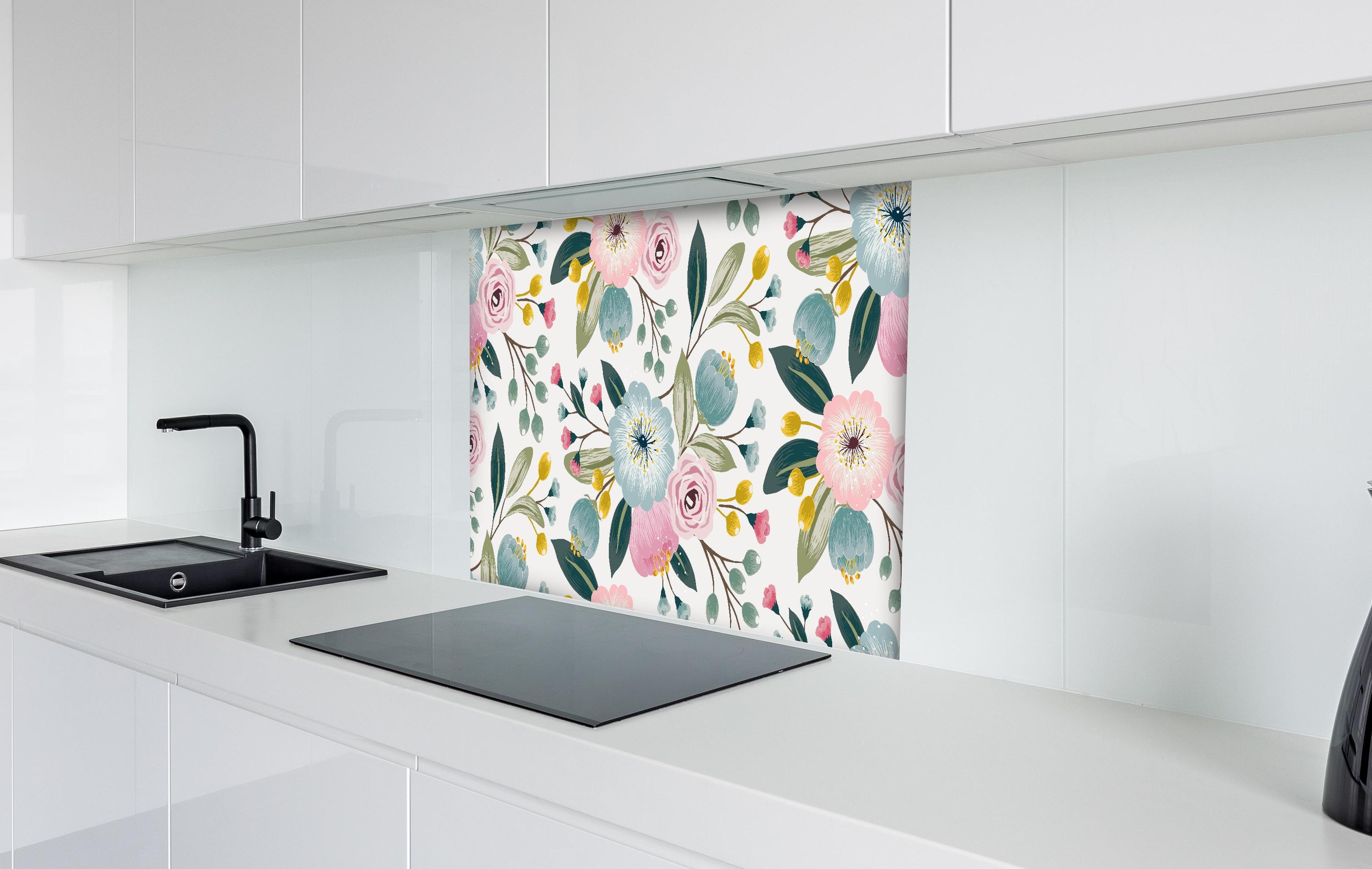 Spritzschutz - Florales Muster Tapeten Design Rosa Grün hinter einem Cerankochfeld zwischen Holz-Kochutensilien
