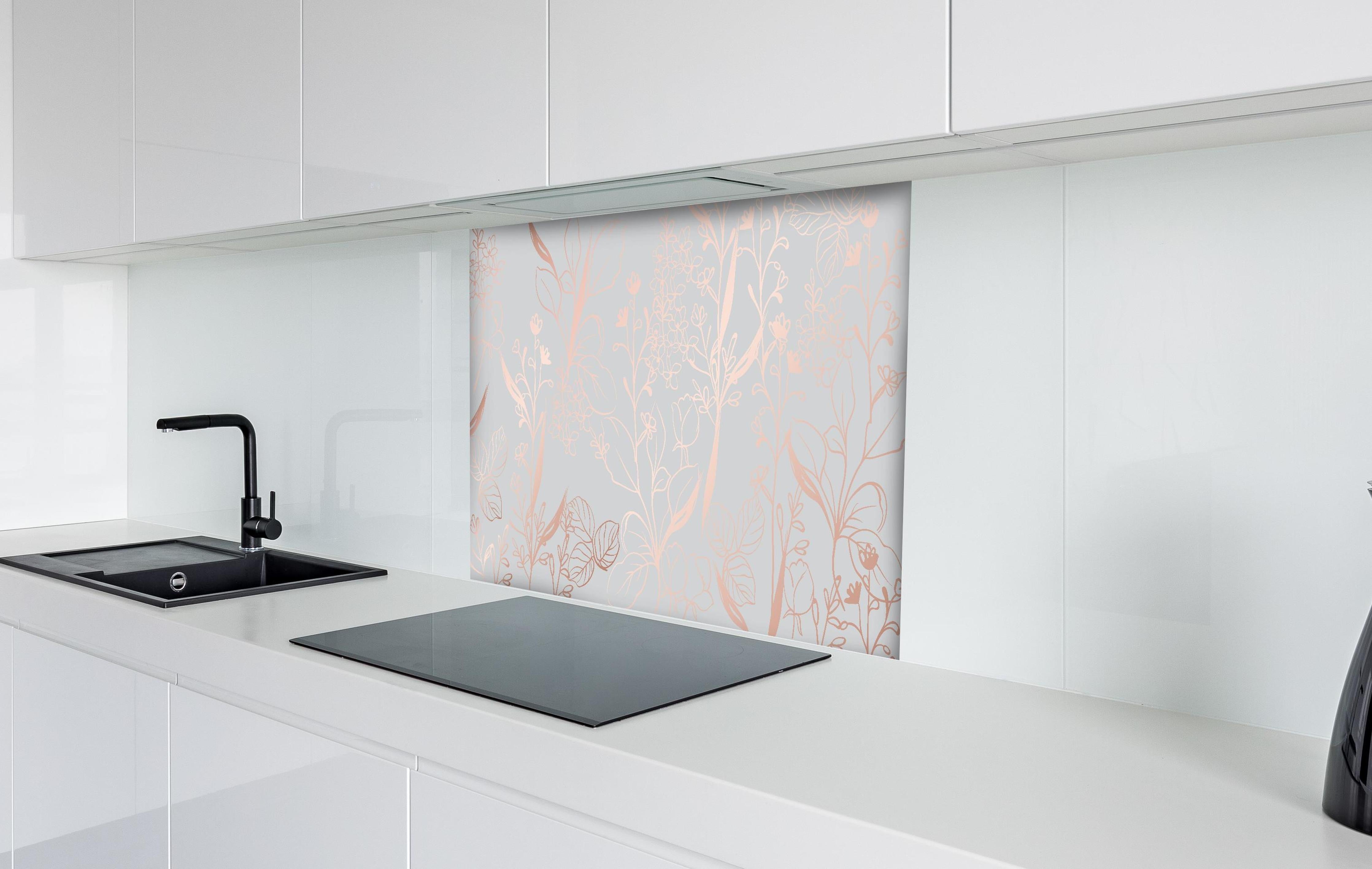 Spritzschutz - Florales Muster in Pastell Beige und Rosa hinter einem Cerankochfeld zwischen Holz-Kochutensilien
