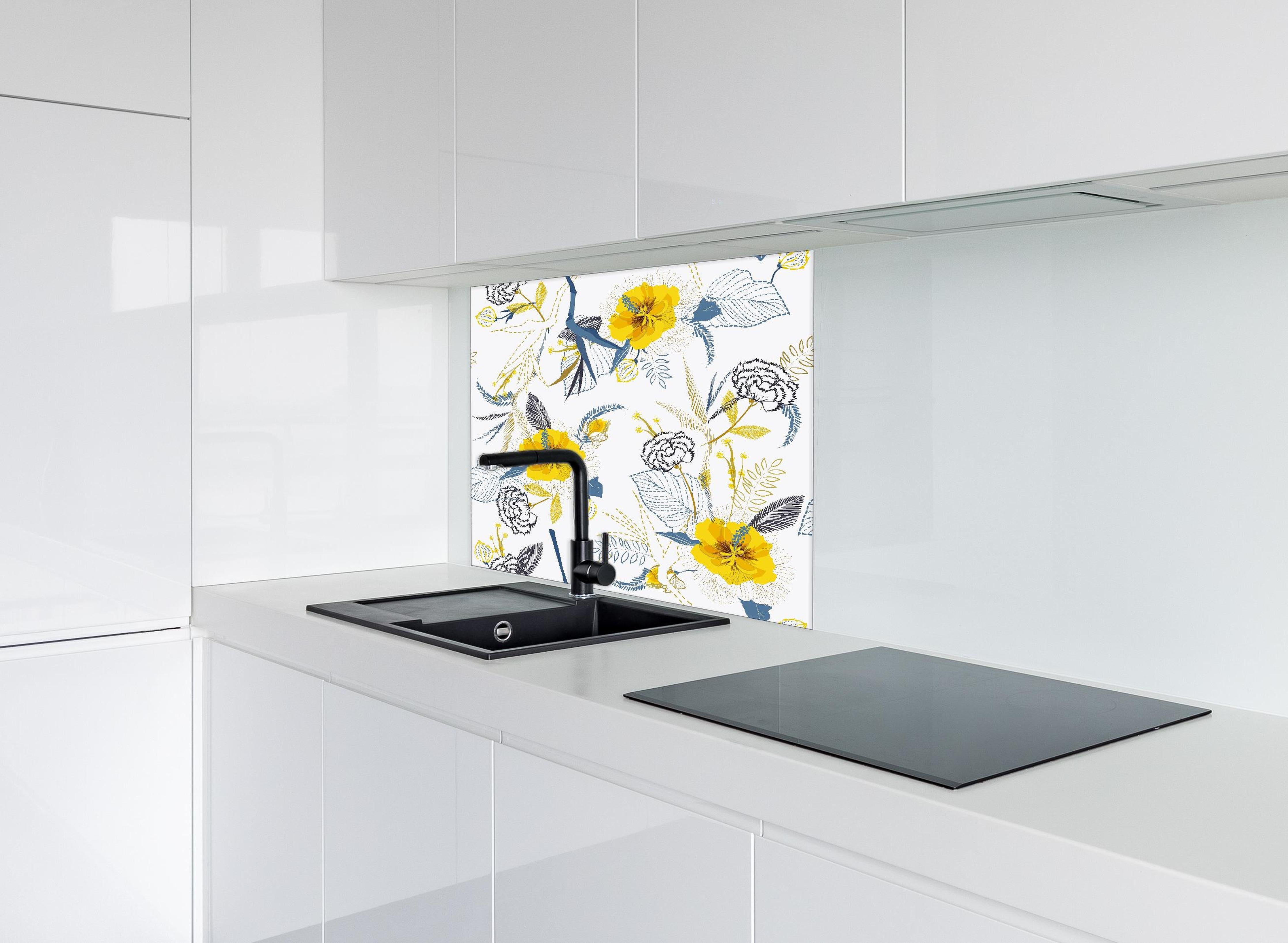 Spritzschutz - Florales Muster mit gelben Akzenten hinter einem Cerankochfeld zwischen Holz-Kochutensilien
