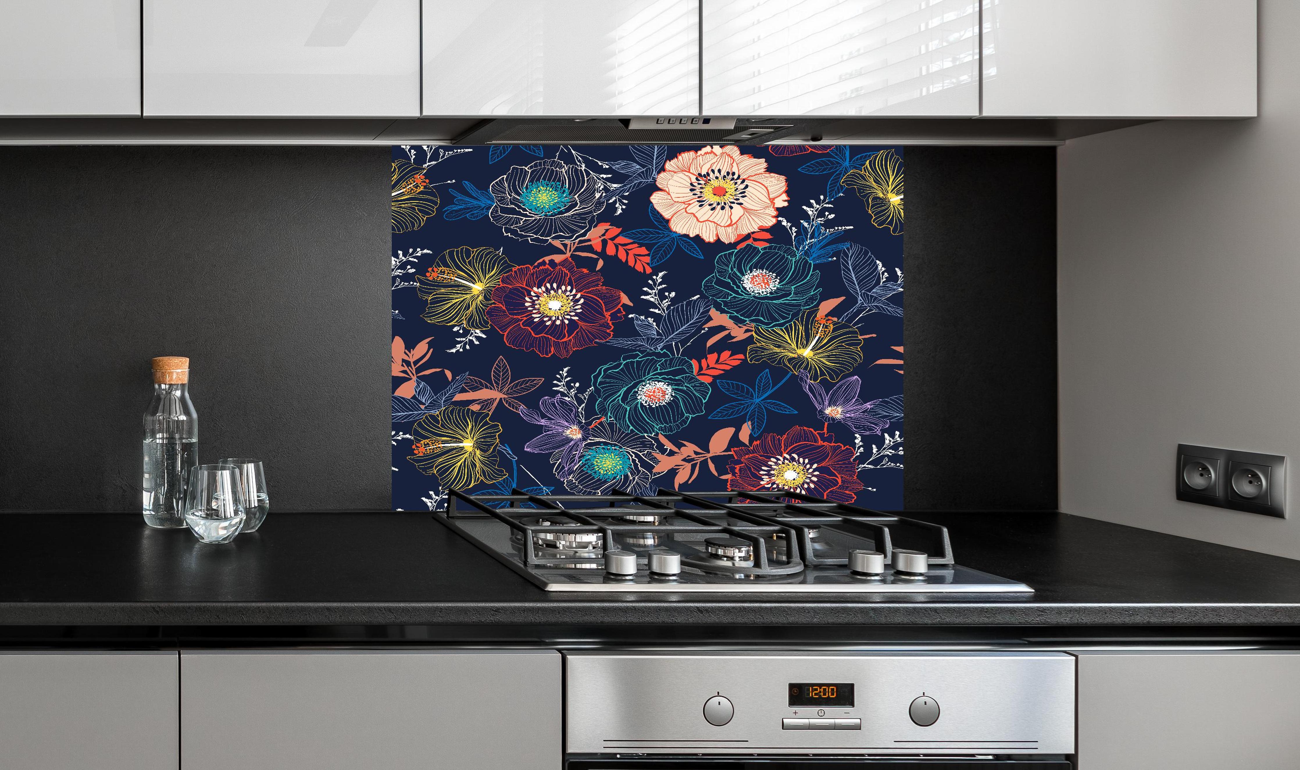 Spritzschutz - Florales Nachtgarten Muster mit Farbakzenten hinter einem Cerankochfeld zwischen Holz-Kochutensilien
