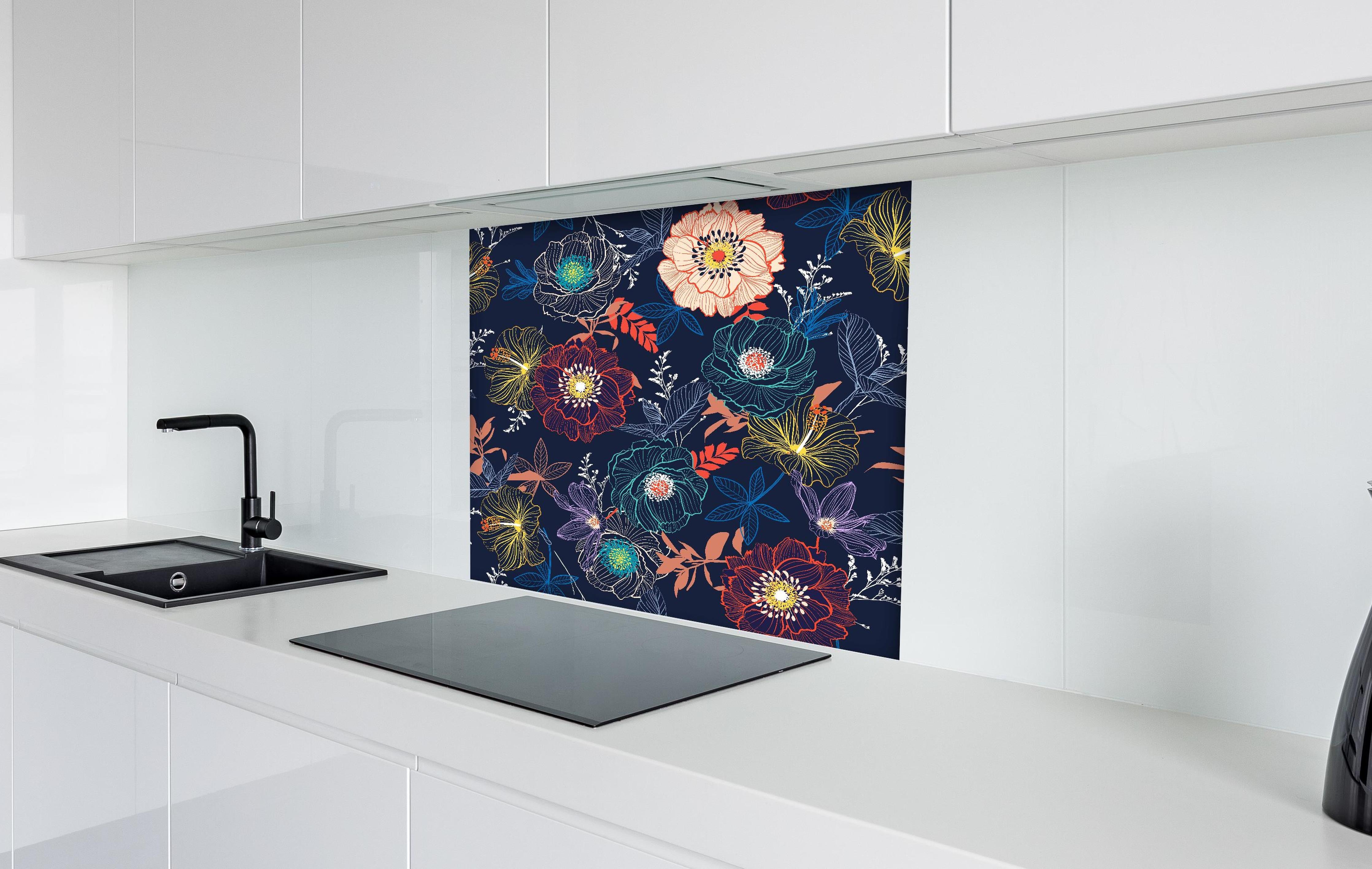 Spritzschutz - Florales Nachtgarten Muster mit Farbakzenten hinter einem Cerankochfeld zwischen Holz-Kochutensilien
