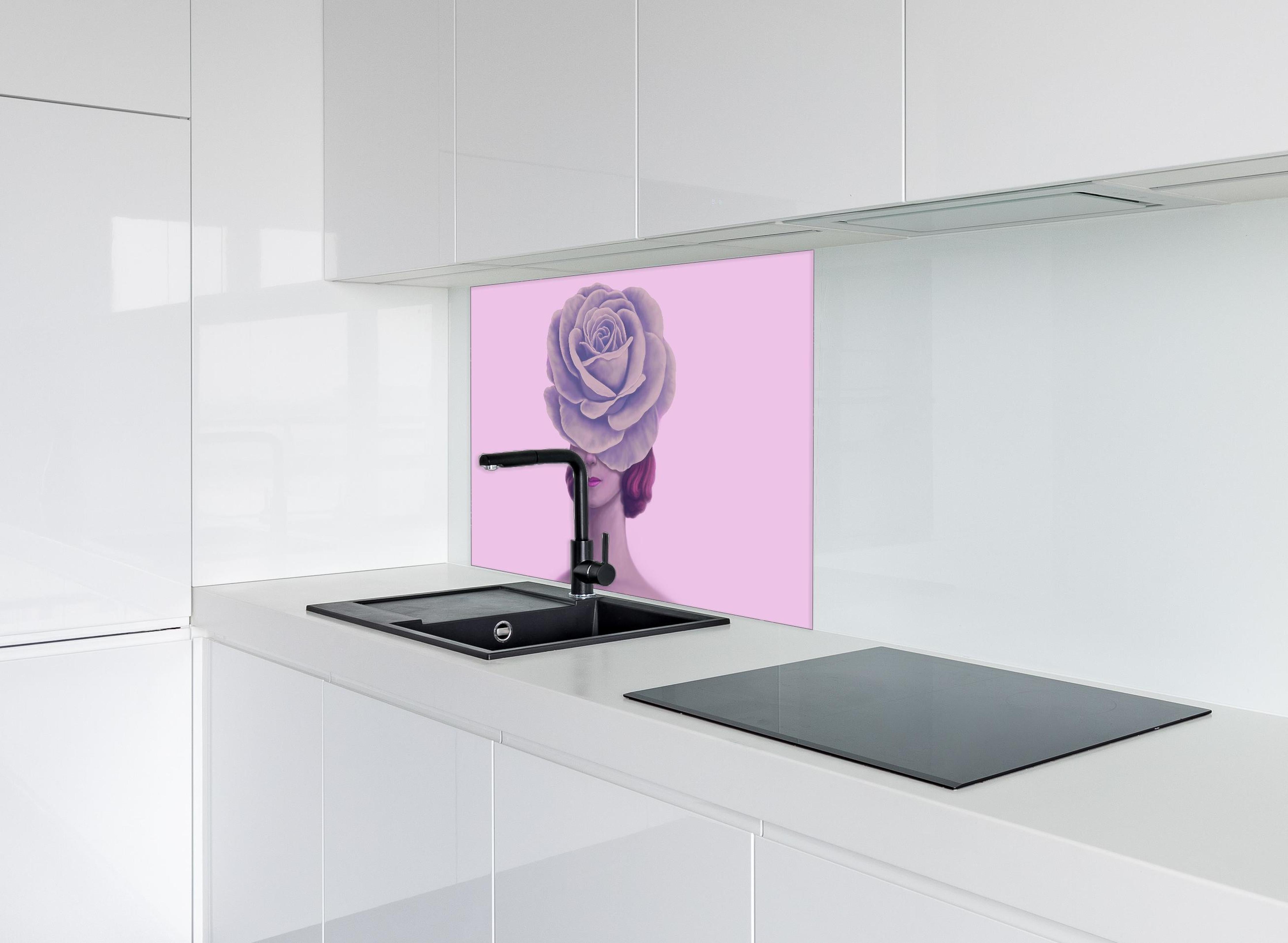 Spritzschutz - Florales Portrait - 3D Darstellung hinter einem Cerankochfeld zwischen Holz-Kochutensilien
