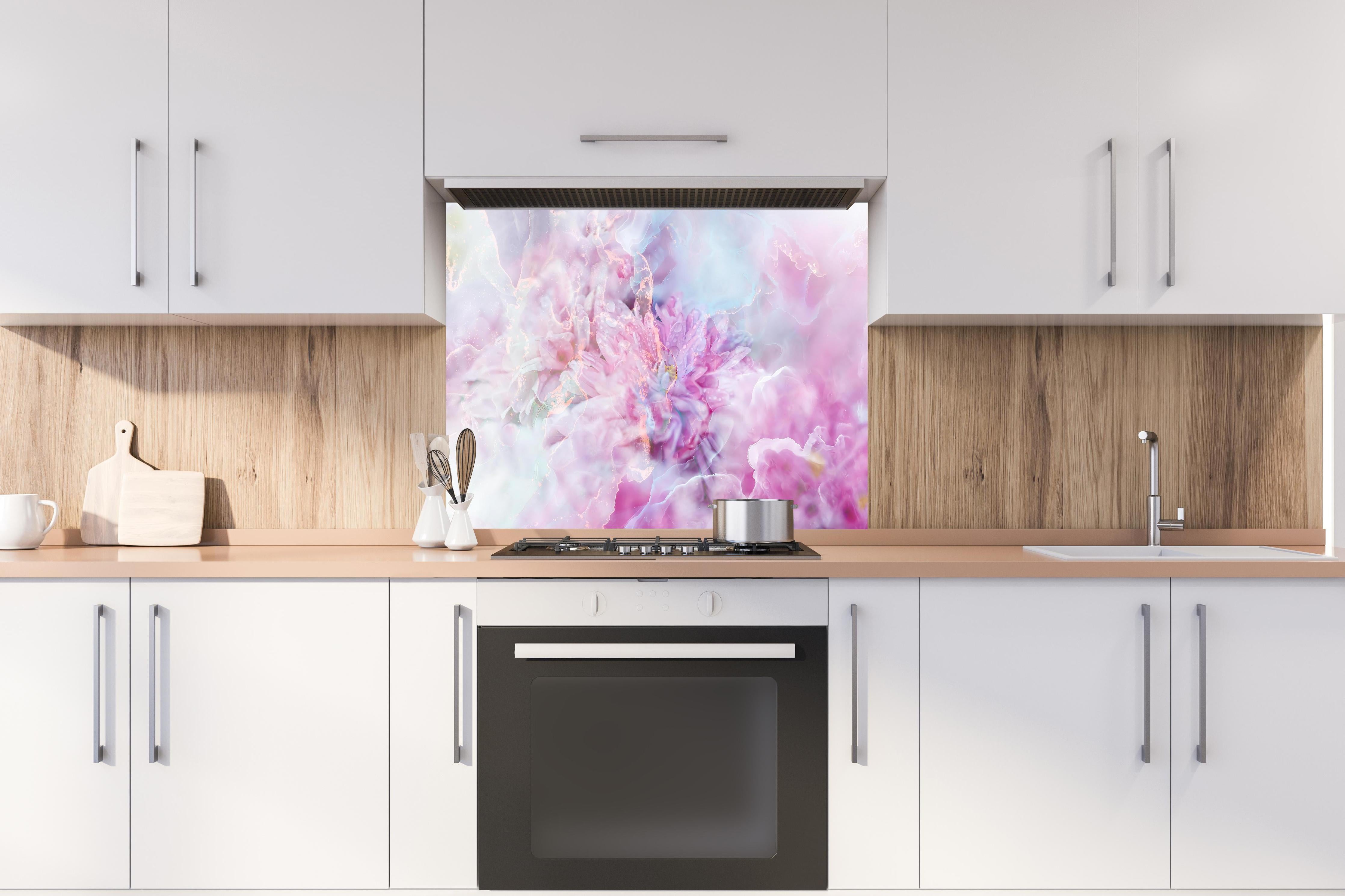 Spritzschutz - Florales Portrait - Pastell hinter einem Cerankochfeld zwischen Holz-Kochutensilien
