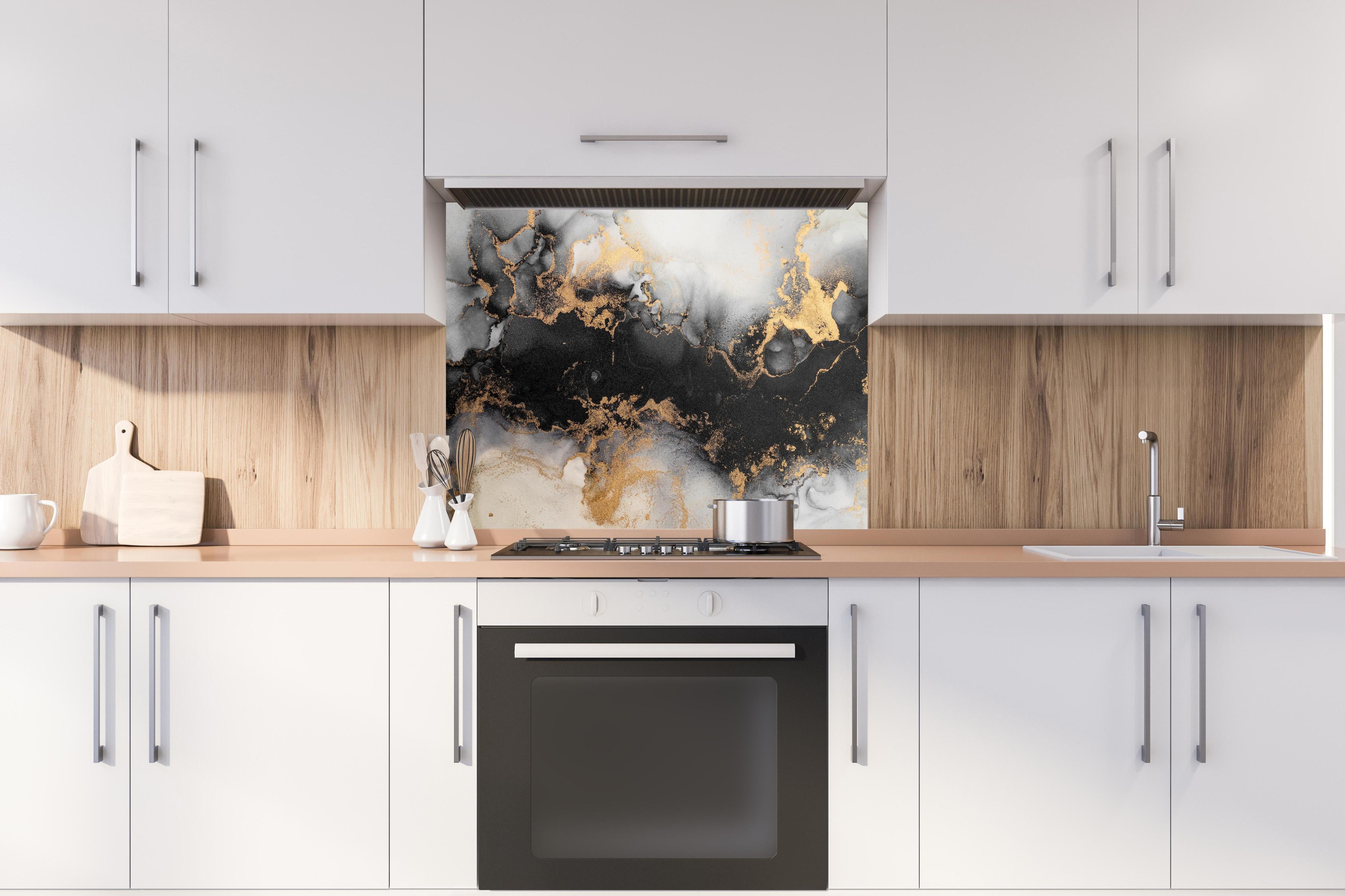 Spritzschutz - Flüssigkunst - Marmor hinter einem Cerankochfeld zwischen Holz-Kochutensilien
