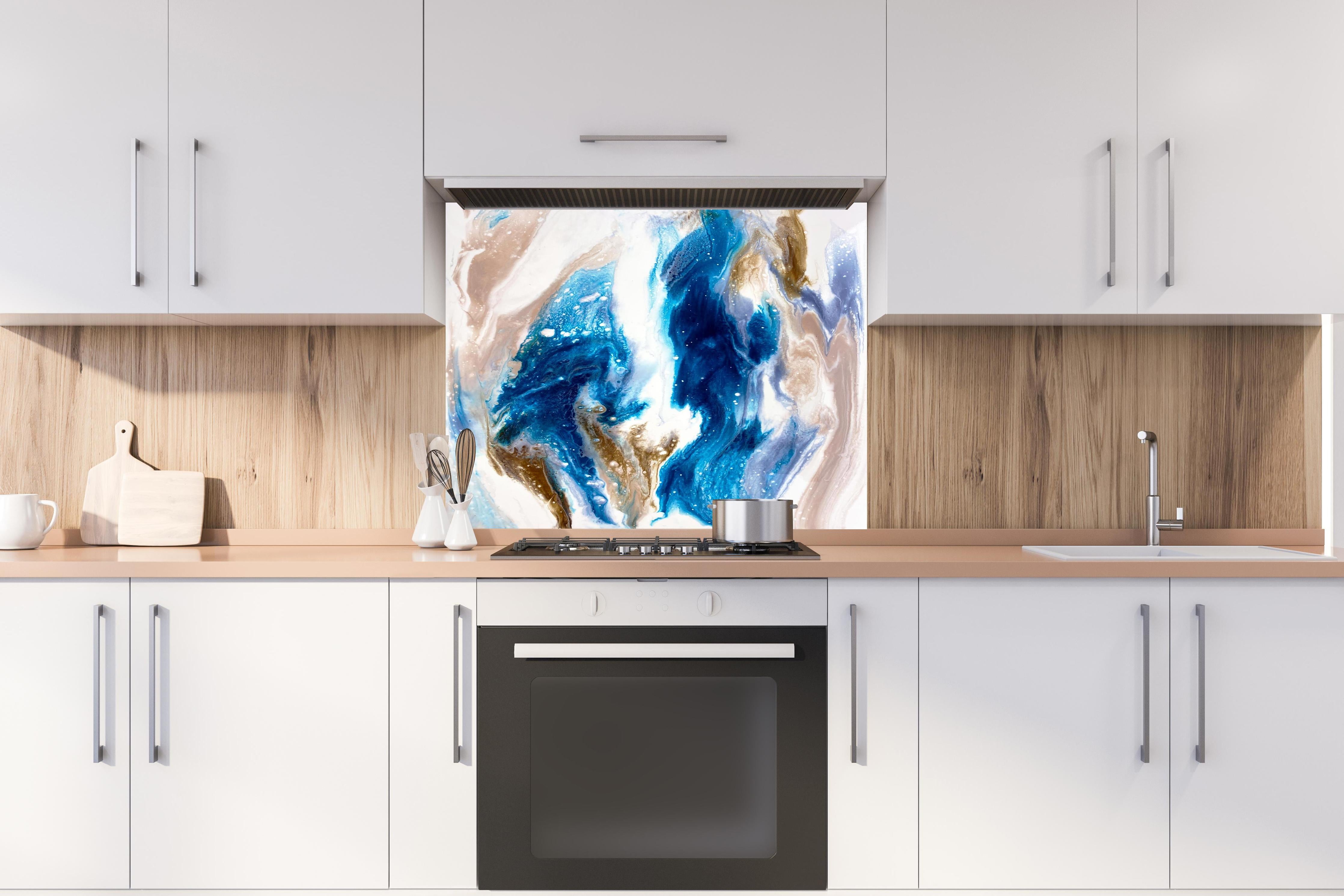 Spritzschutz - Flüssigkunst Malerei - Abstrakt hinter einem Cerankochfeld zwischen Holz-Kochutensilien
