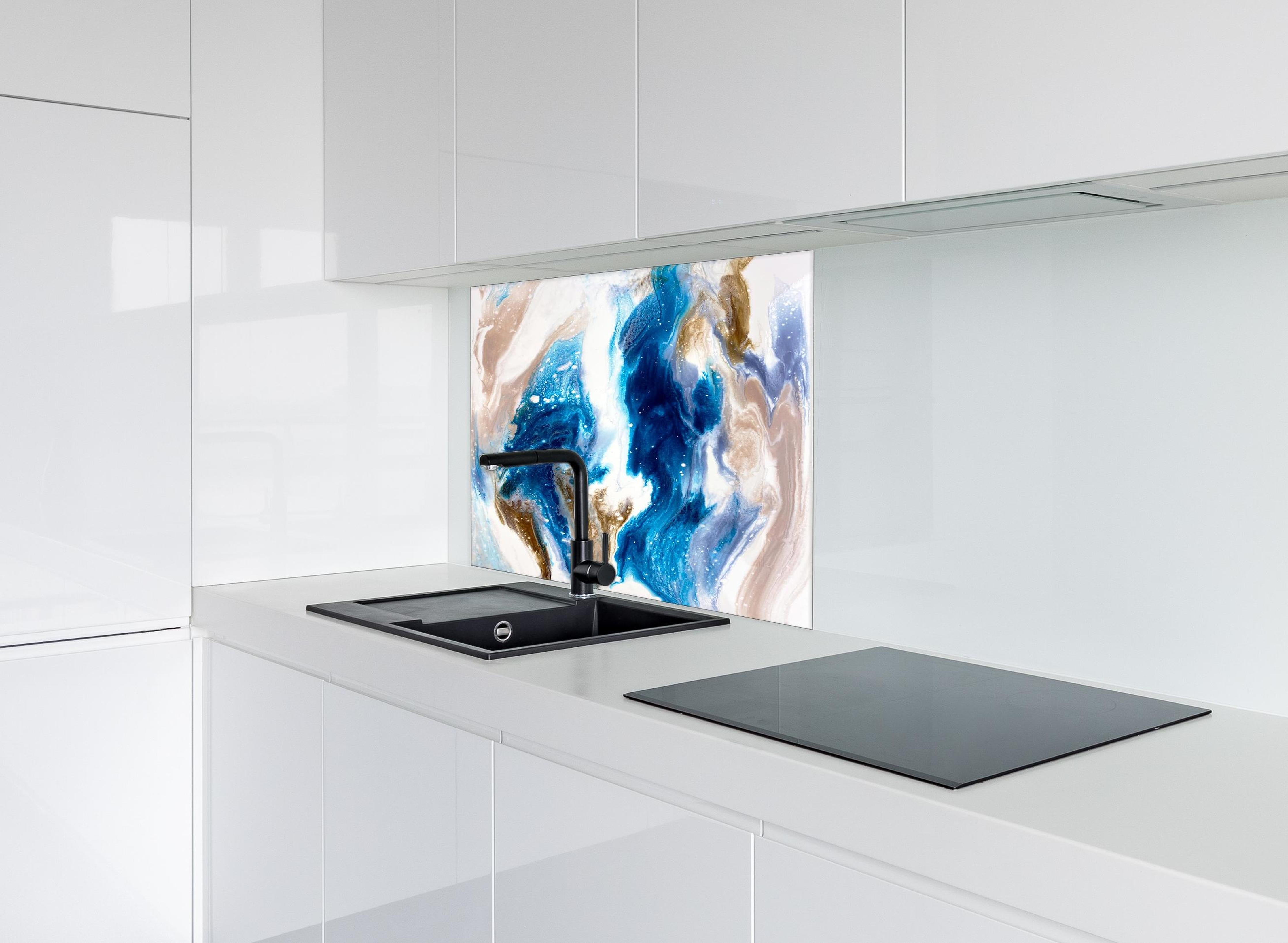 Spritzschutz - Flüssigkunst Malerei - Abstrakt hinter einem Cerankochfeld zwischen Holz-Kochutensilien
