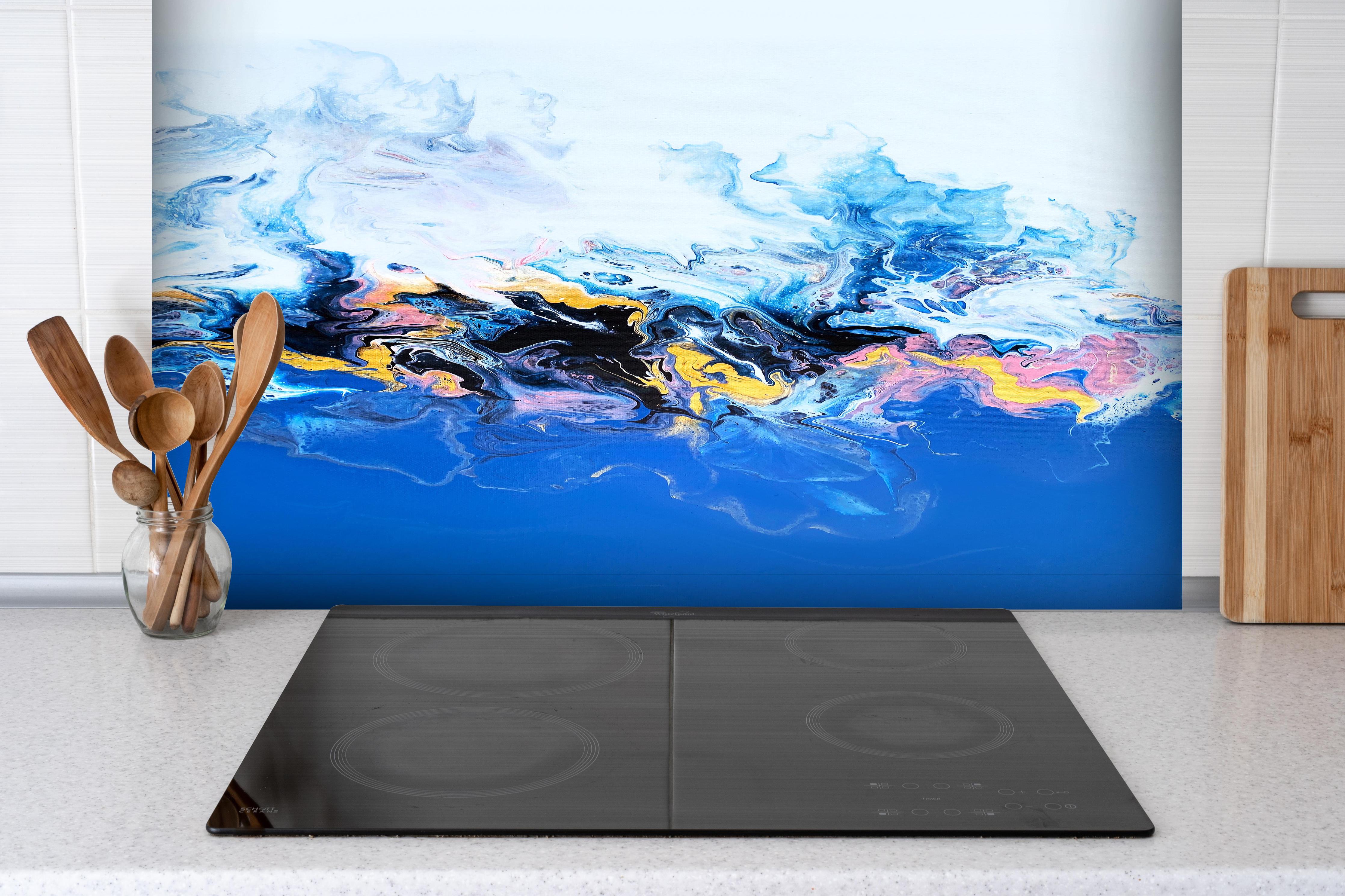 Spritzschutz - Flüssigkunst Malerei - Bläulich hinter einem Cerankochfeld zwischen Holz-Kochutensilien
