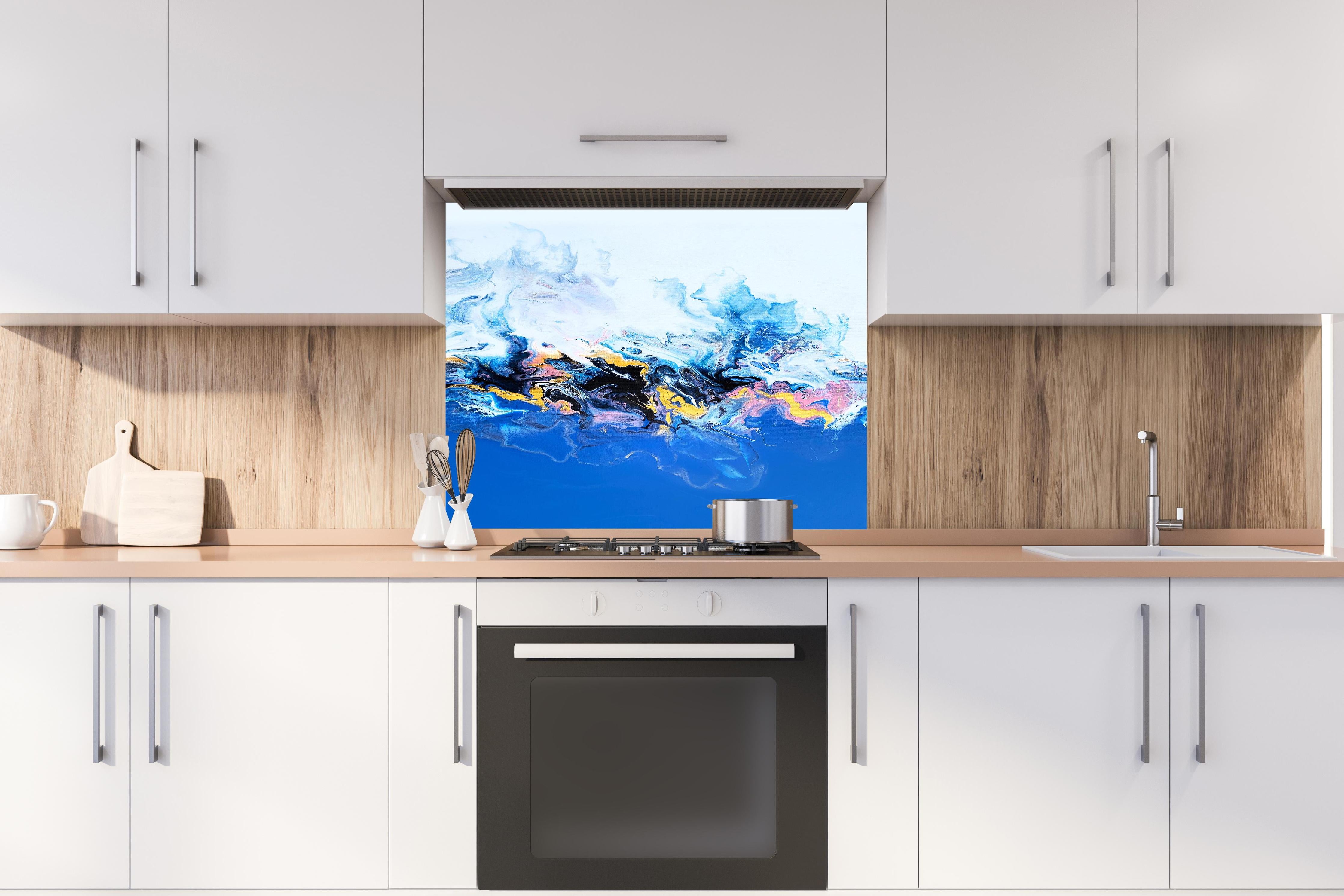 Spritzschutz - Flüssigkunst Malerei - Bläulich hinter einem Cerankochfeld zwischen Holz-Kochutensilien
