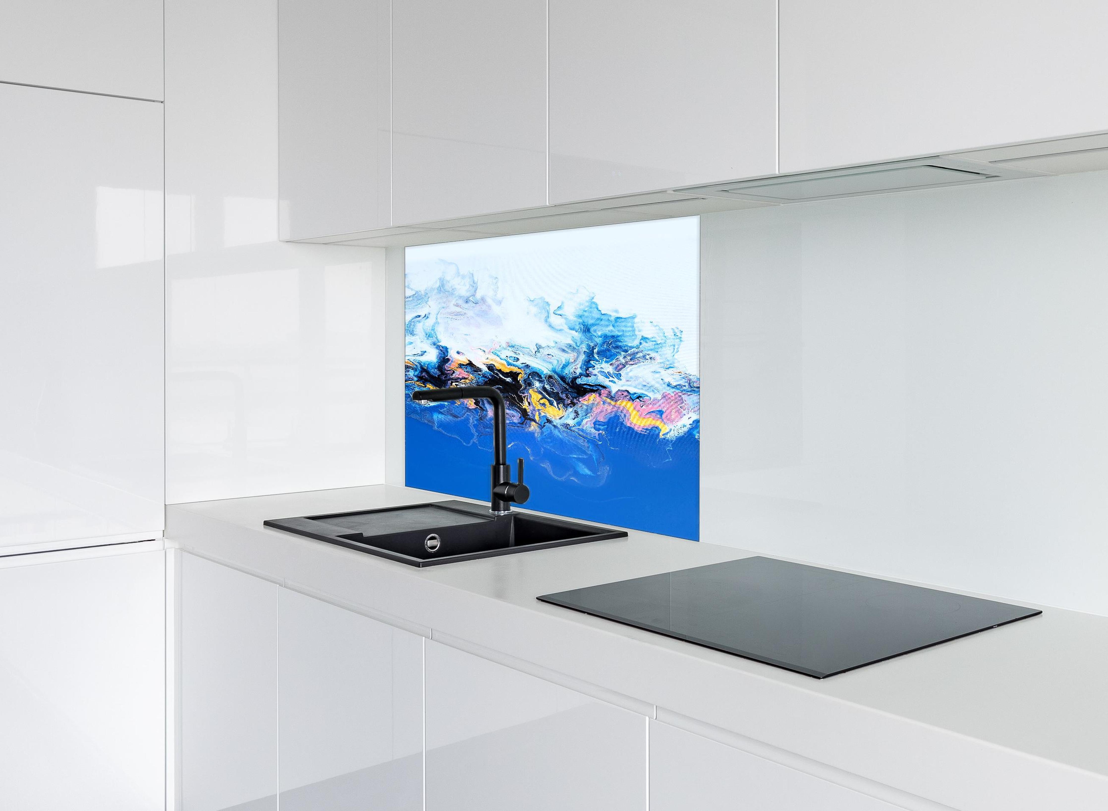 Spritzschutz - Flüssigkunst Malerei - Bläulich hinter einem Cerankochfeld zwischen Holz-Kochutensilien
