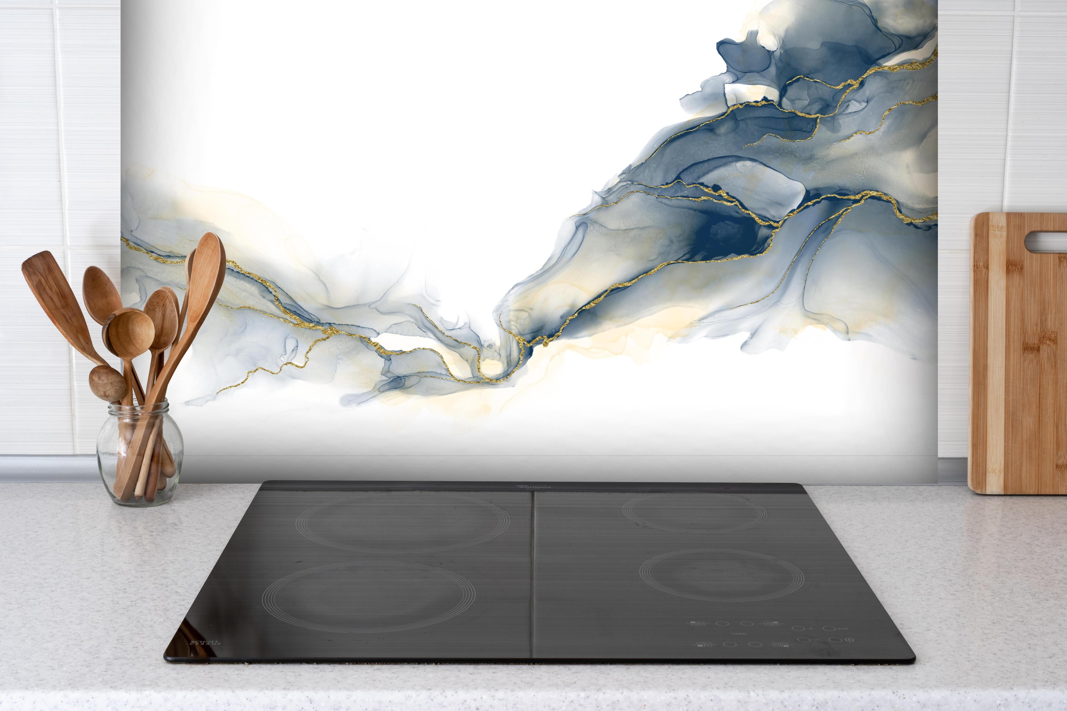 Spritzschutz - Flüssigkunstmalerei - Alkoholtintenkunst hinter einem Cerankochfeld zwischen Holz-Kochutensilien
