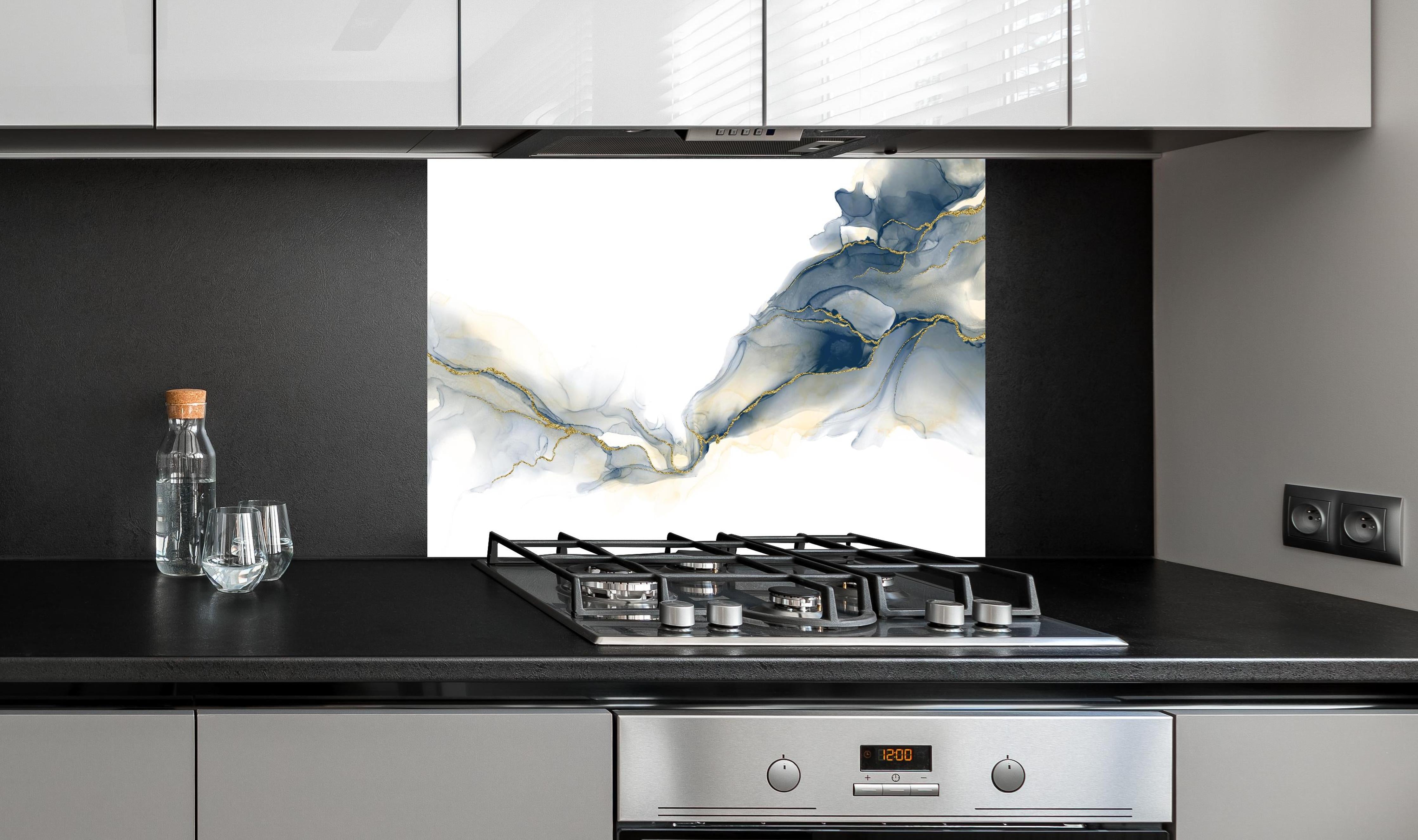 Spritzschutz - Flüssigkunstmalerei - Alkoholtintenkunst hinter einem Cerankochfeld zwischen Holz-Kochutensilien
