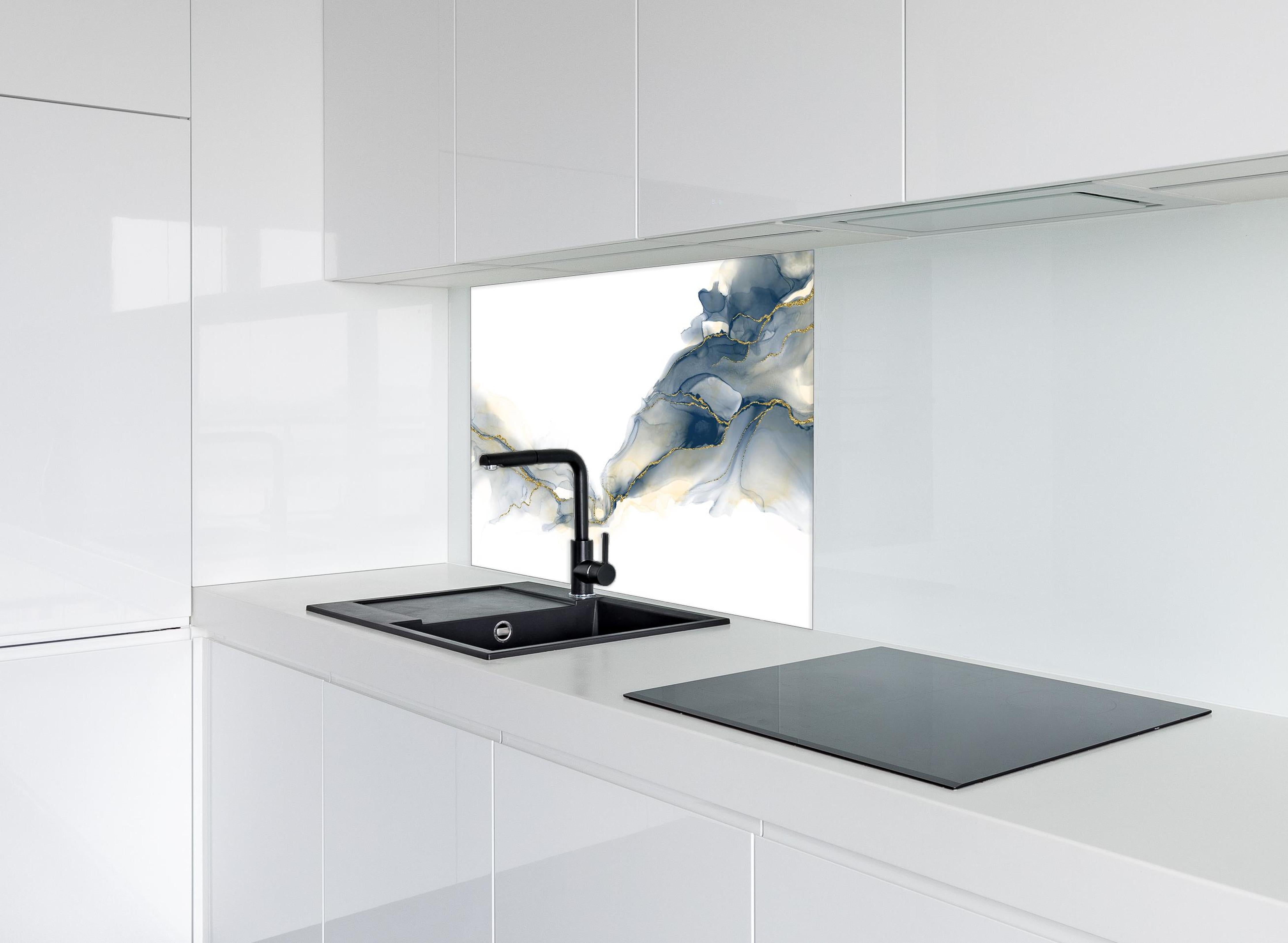 Spritzschutz - Flüssigkunstmalerei - Alkoholtintenkunst hinter einem Cerankochfeld zwischen Holz-Kochutensilien
