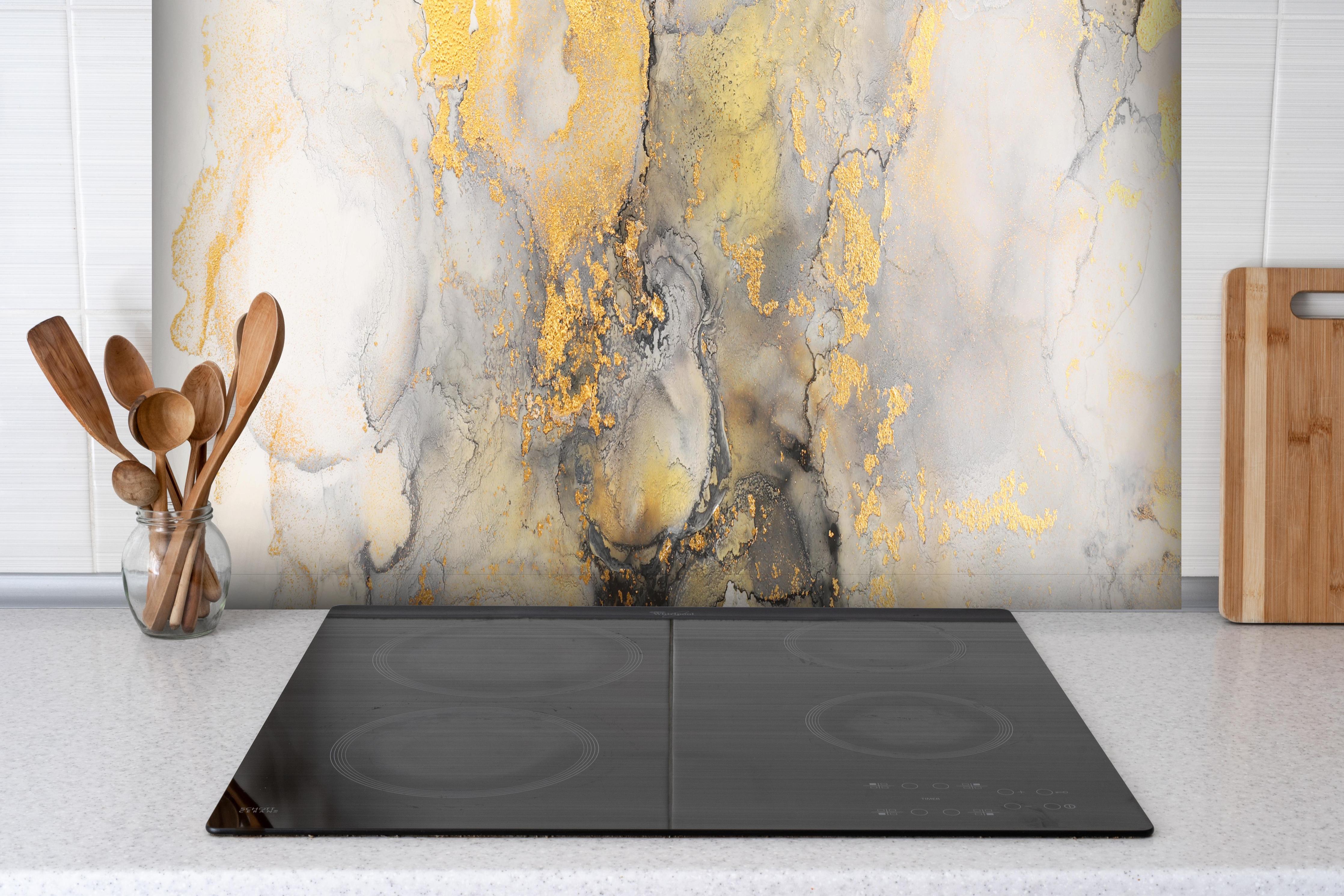 Spritzschutz - Flüssigkunstmalerei mit Alkoholtinte hinter einem Cerankochfeld zwischen Holz-Kochutensilien
