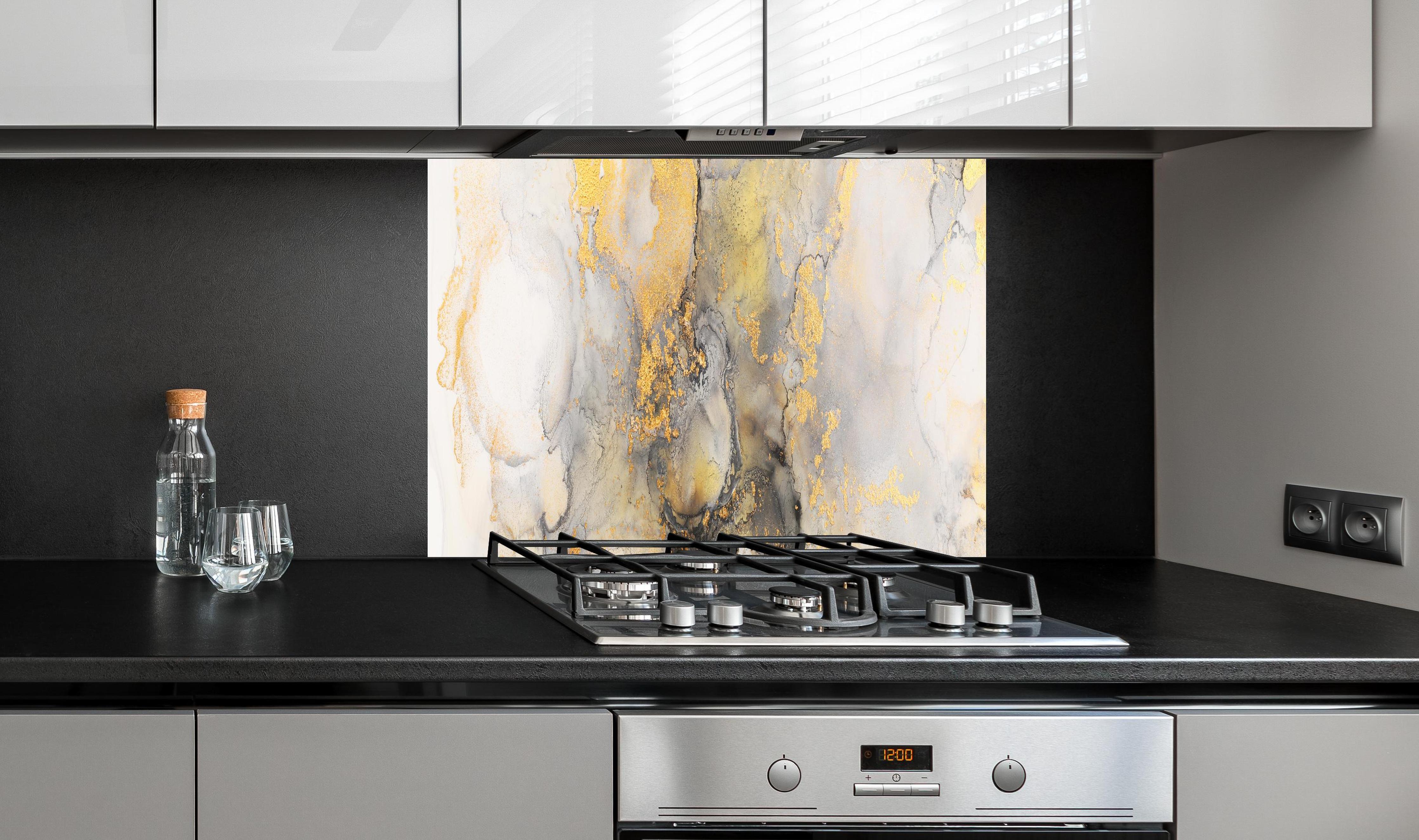 Spritzschutz - Flüssigkunstmalerei mit Alkoholtinte hinter einem Cerankochfeld zwischen Holz-Kochutensilien
