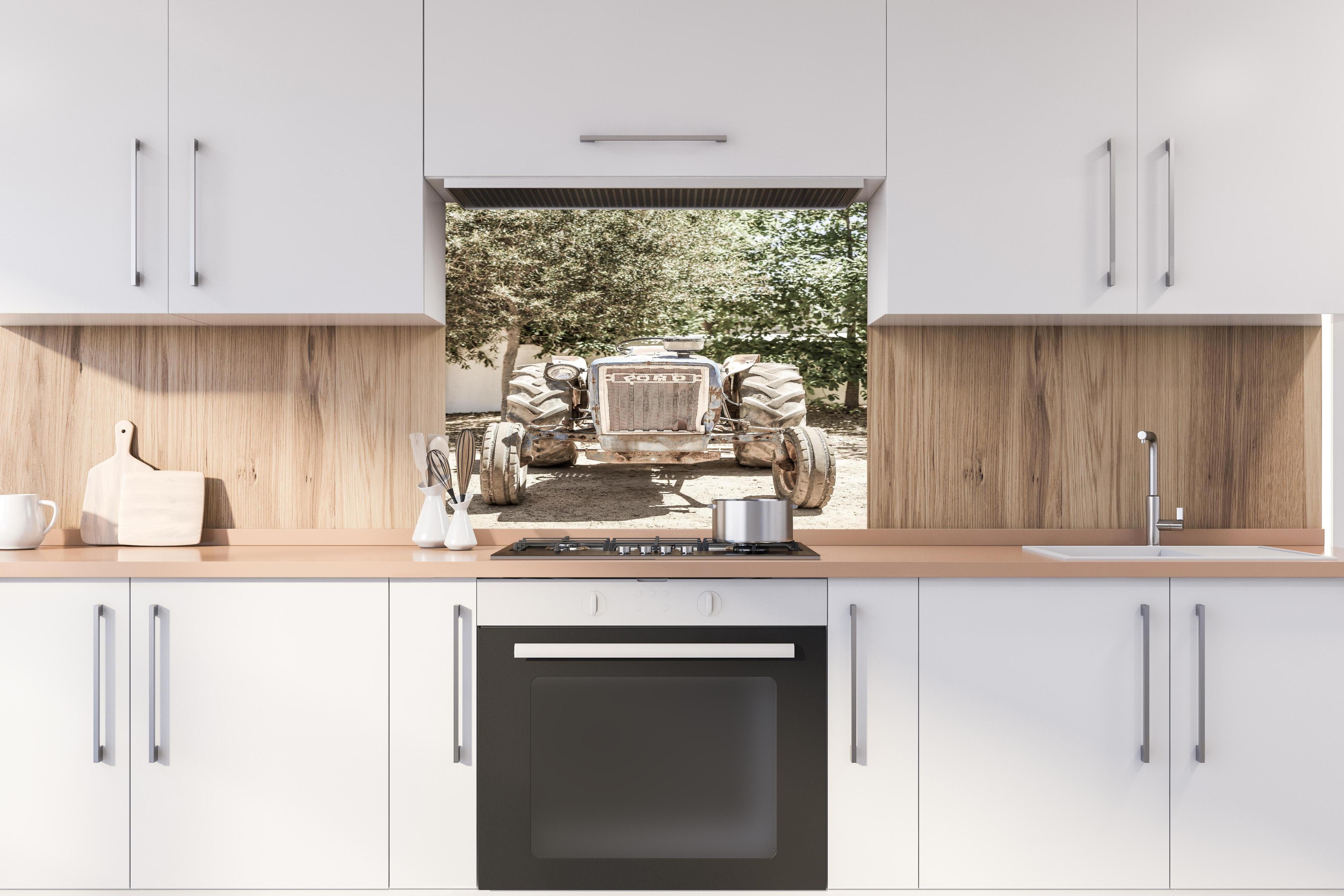 Spritzschutz - Ford Traktor hinter einem Cerankochfeld zwischen Holz-Kochutensilien
