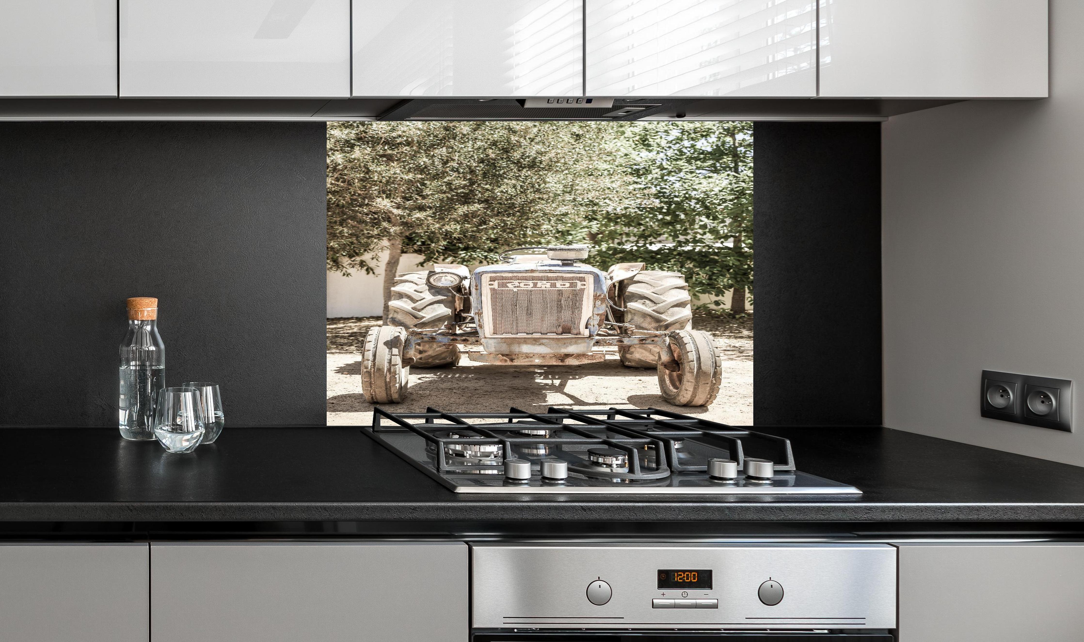 Spritzschutz - Ford Traktor hinter einem Cerankochfeld zwischen Holz-Kochutensilien
