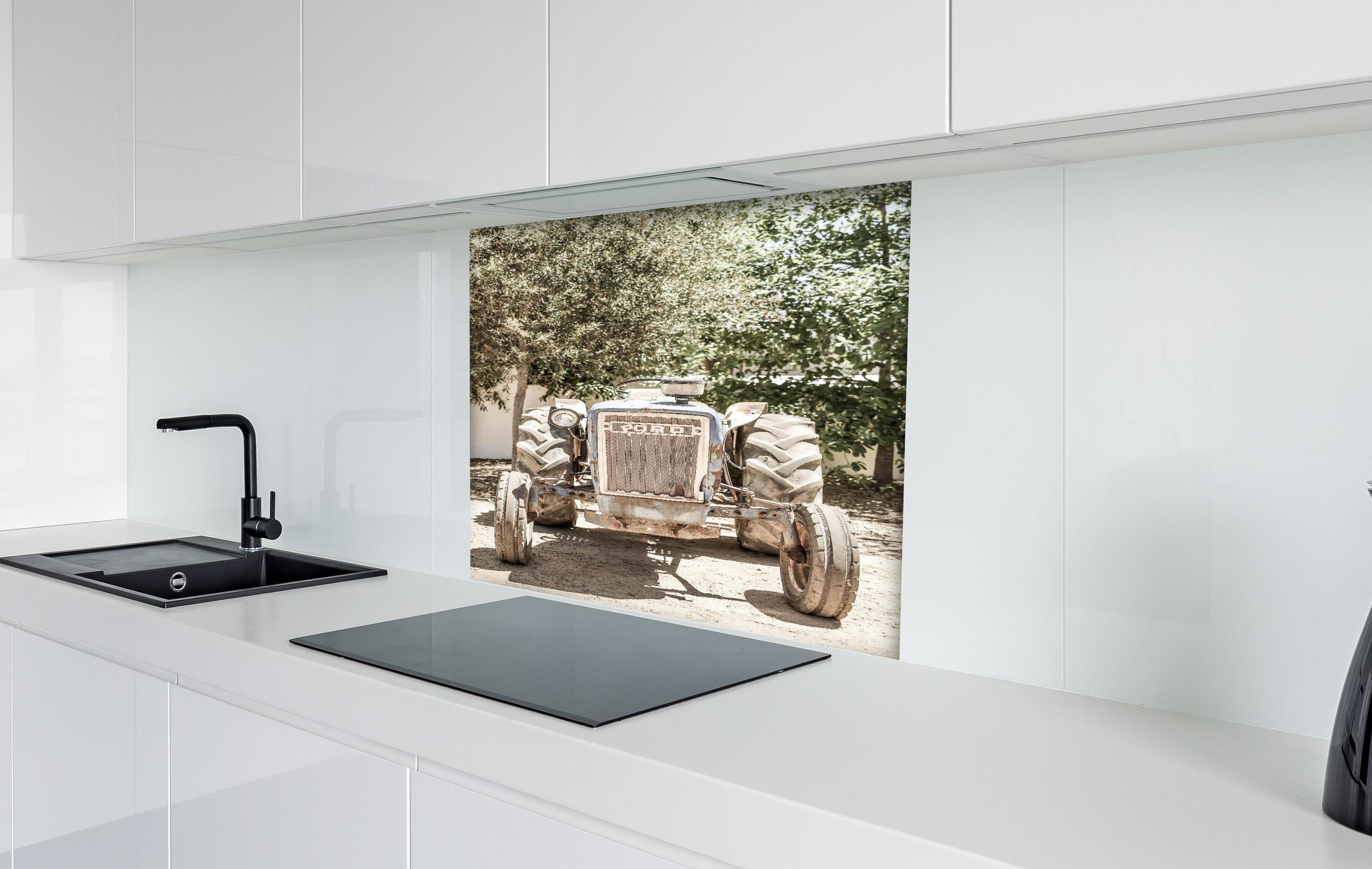 Spritzschutz - Ford Traktor hinter einem Cerankochfeld zwischen Holz-Kochutensilien
