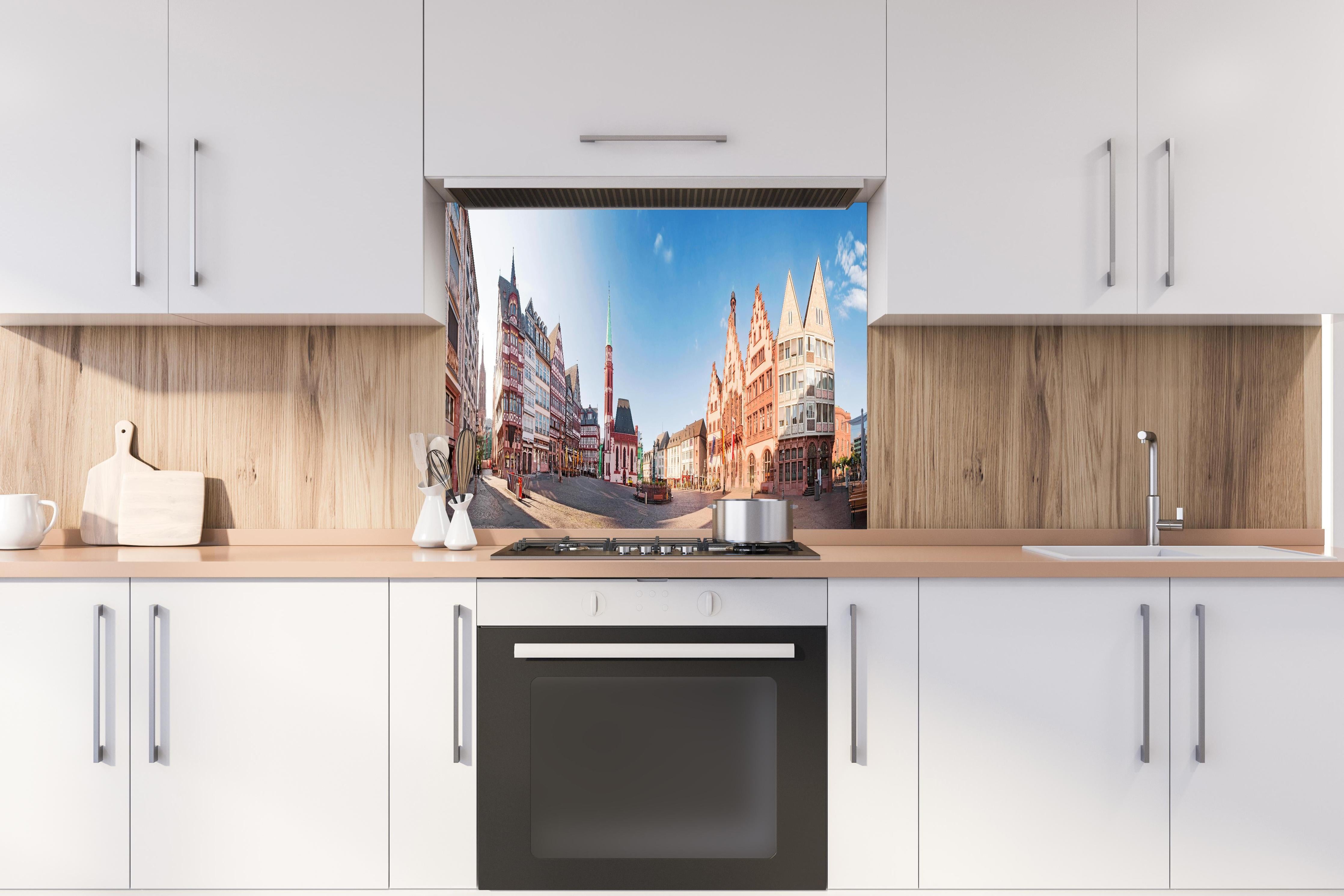 Spritzschutz - Frankfurt Römerberg hinter einem Cerankochfeld zwischen Holz-Kochutensilien
