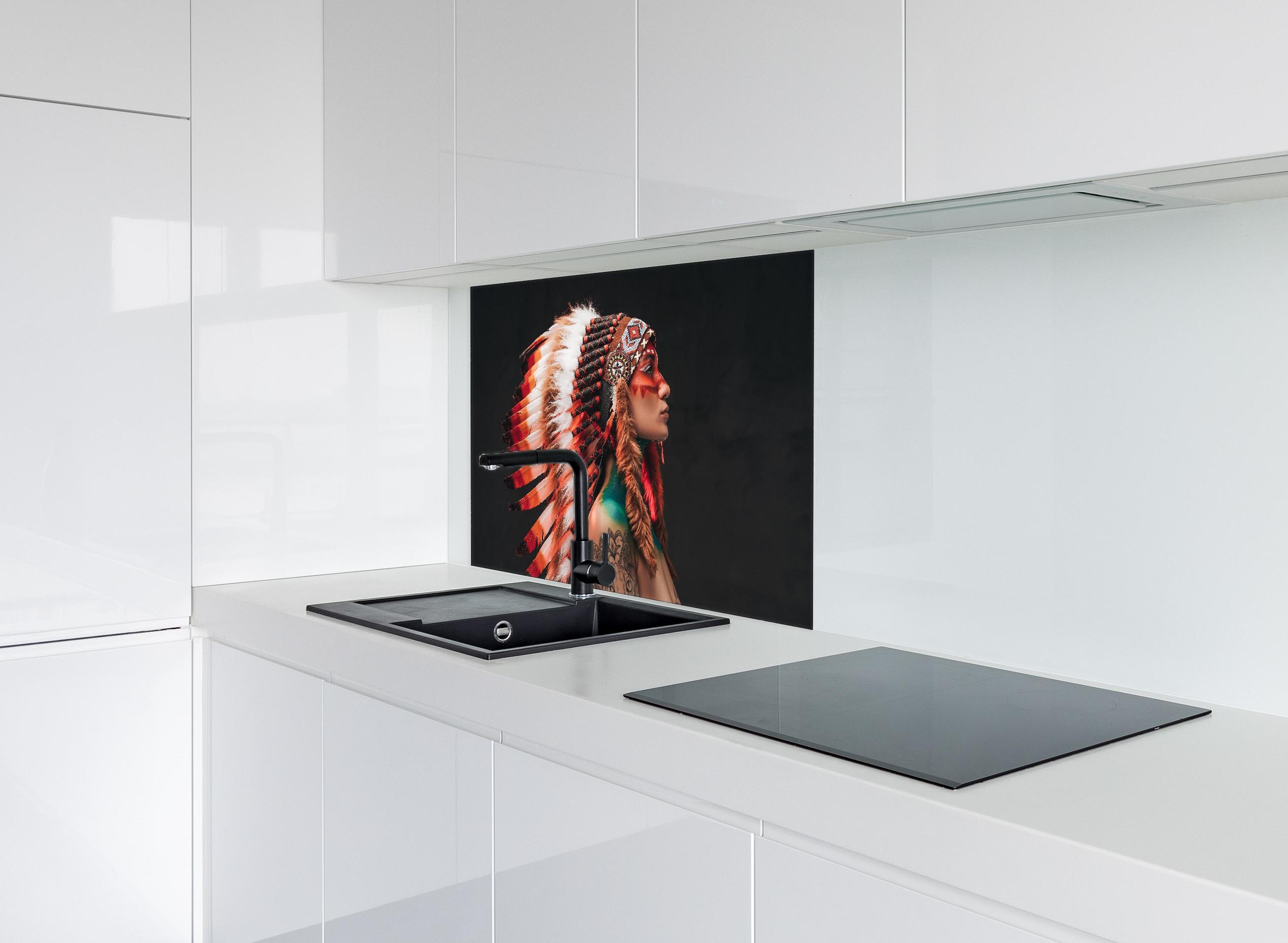 Spritzschutz - Frau mit Nationaler Kopfbedeckung hinter einem Cerankochfeld zwischen Holz-Kochutensilien
