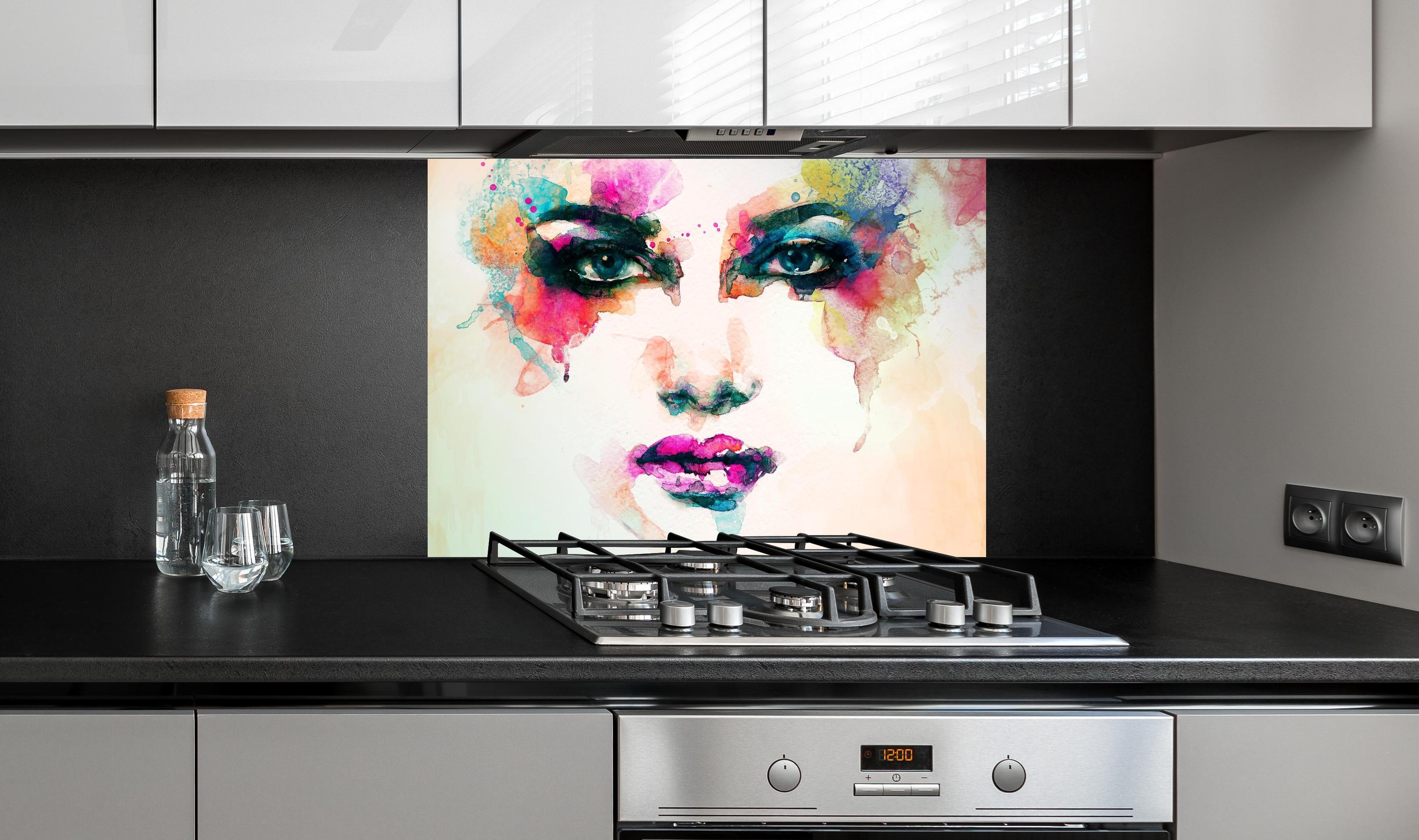 Spritzschutz - Frauenporträt in Aquarellfarben hinter einem Cerankochfeld zwischen Holz-Kochutensilien
