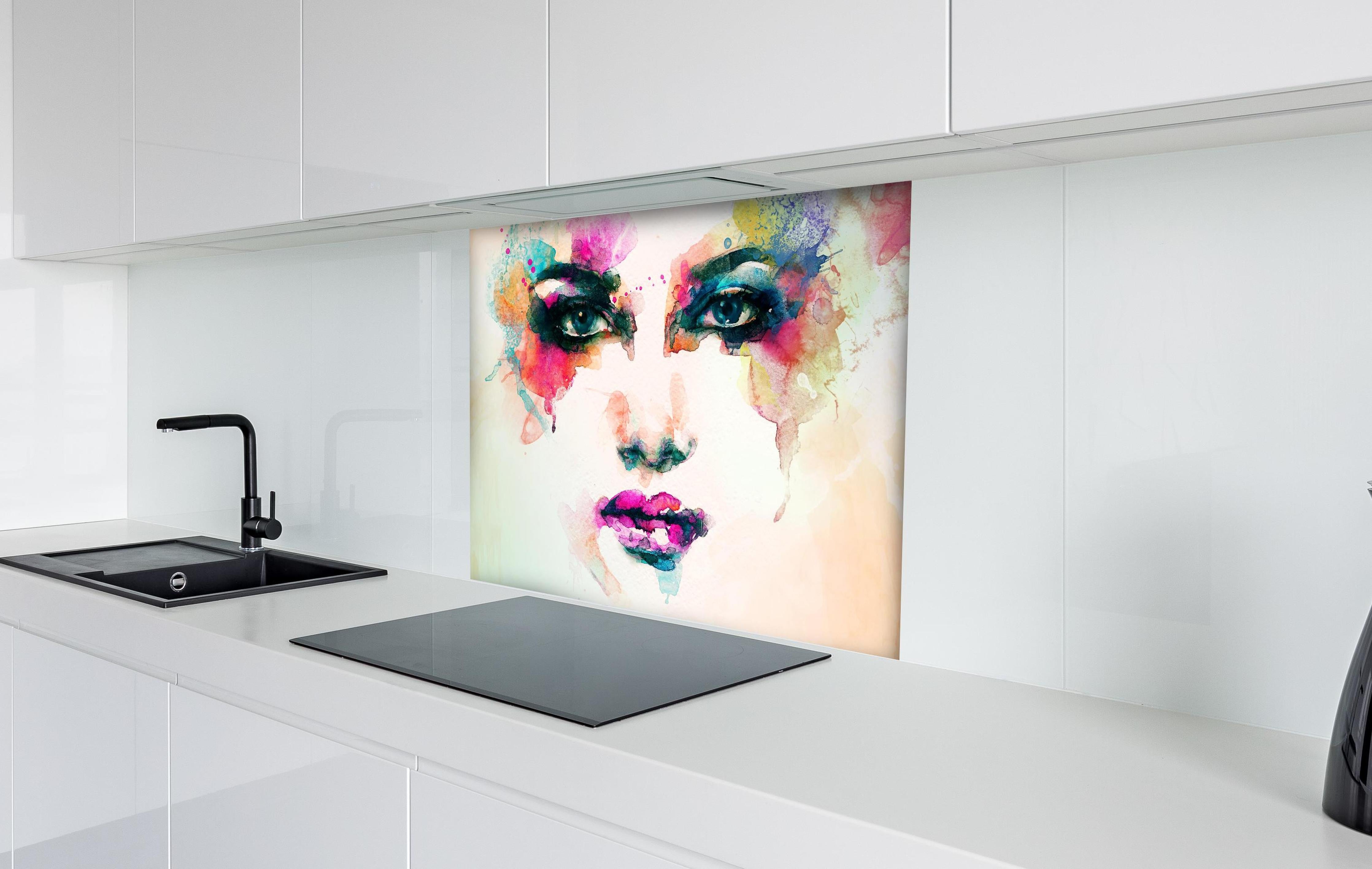 Spritzschutz - Frauenporträt in Aquarellfarben hinter einem Cerankochfeld zwischen Holz-Kochutensilien
