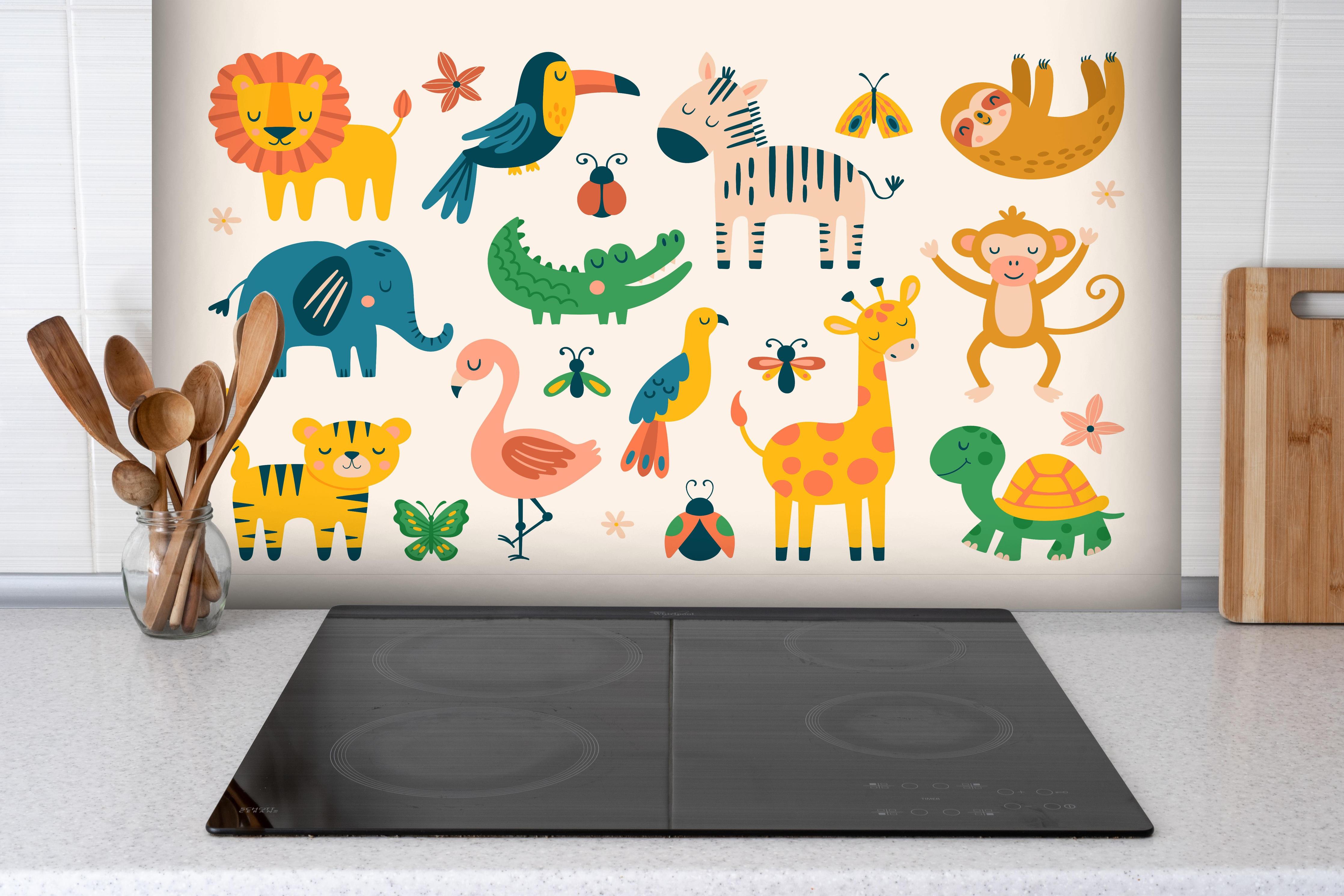 Spritzschutz - Fröhliche bunte Tierillustrationen für Kinder hinter einem Cerankochfeld zwischen Holz-Kochutensilien
