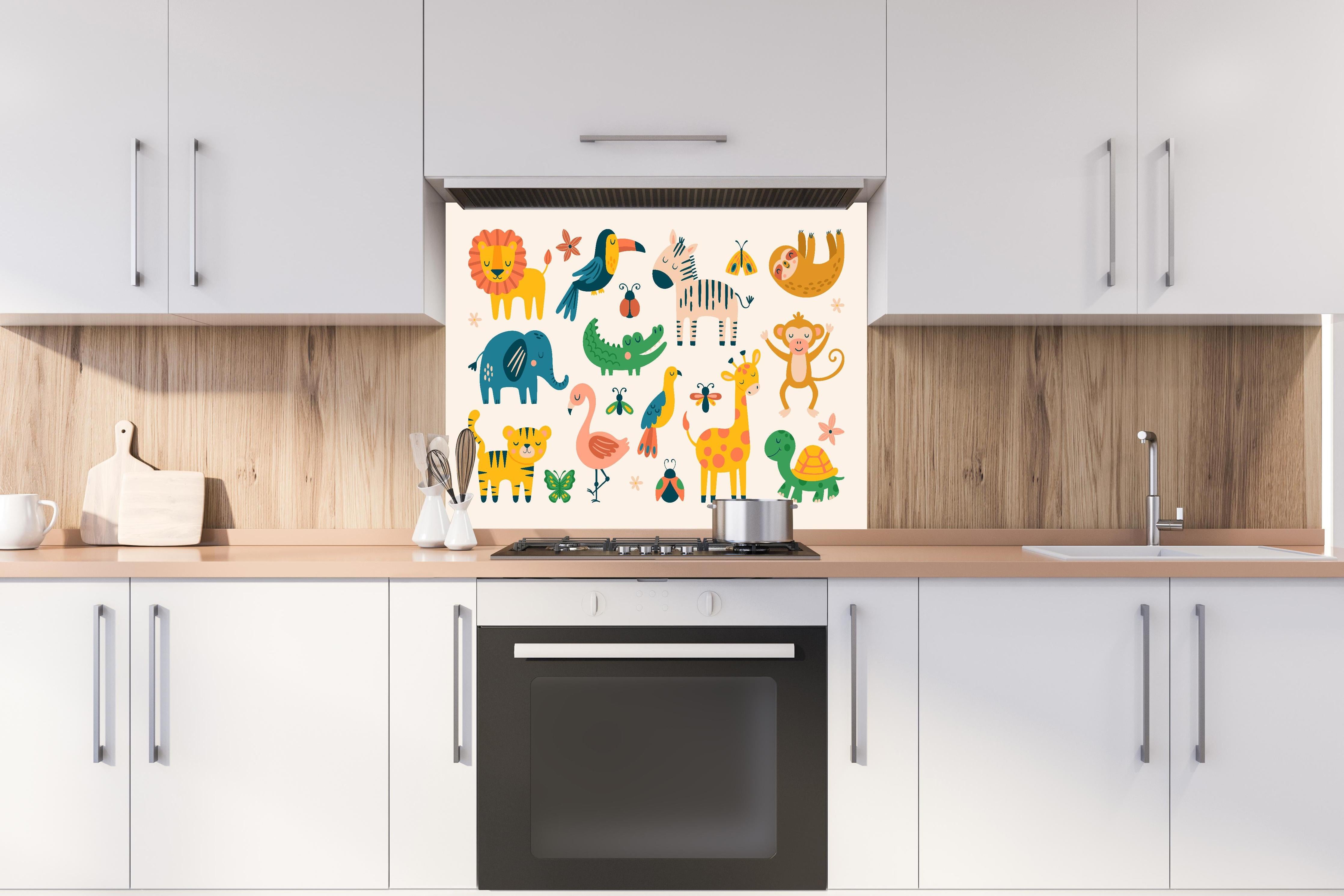 Spritzschutz - Fröhliche bunte Tierillustrationen für Kinder hinter einem Cerankochfeld zwischen Holz-Kochutensilien
