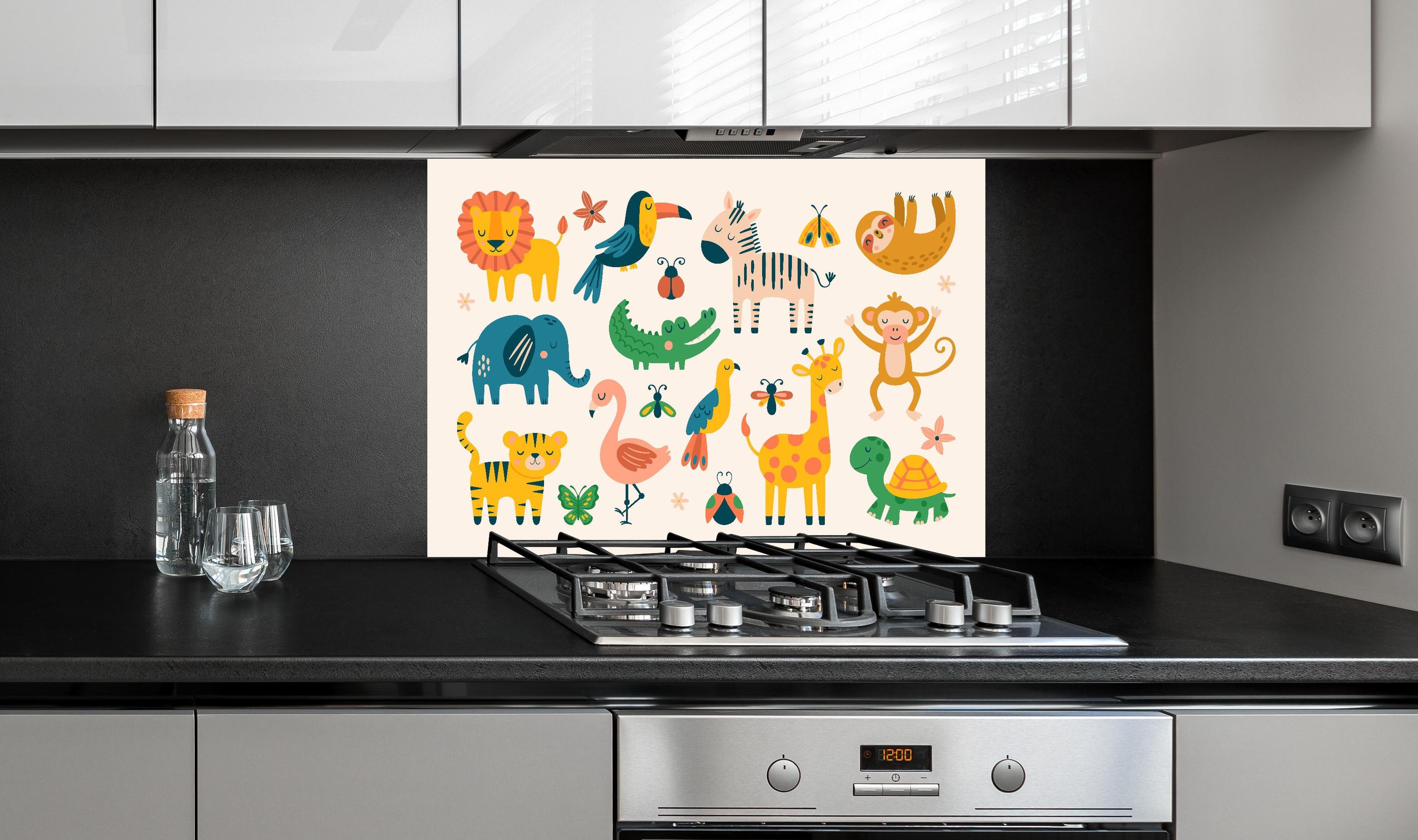 Spritzschutz - Fröhliche bunte Tierillustrationen für Kinder hinter einem Cerankochfeld zwischen Holz-Kochutensilien
