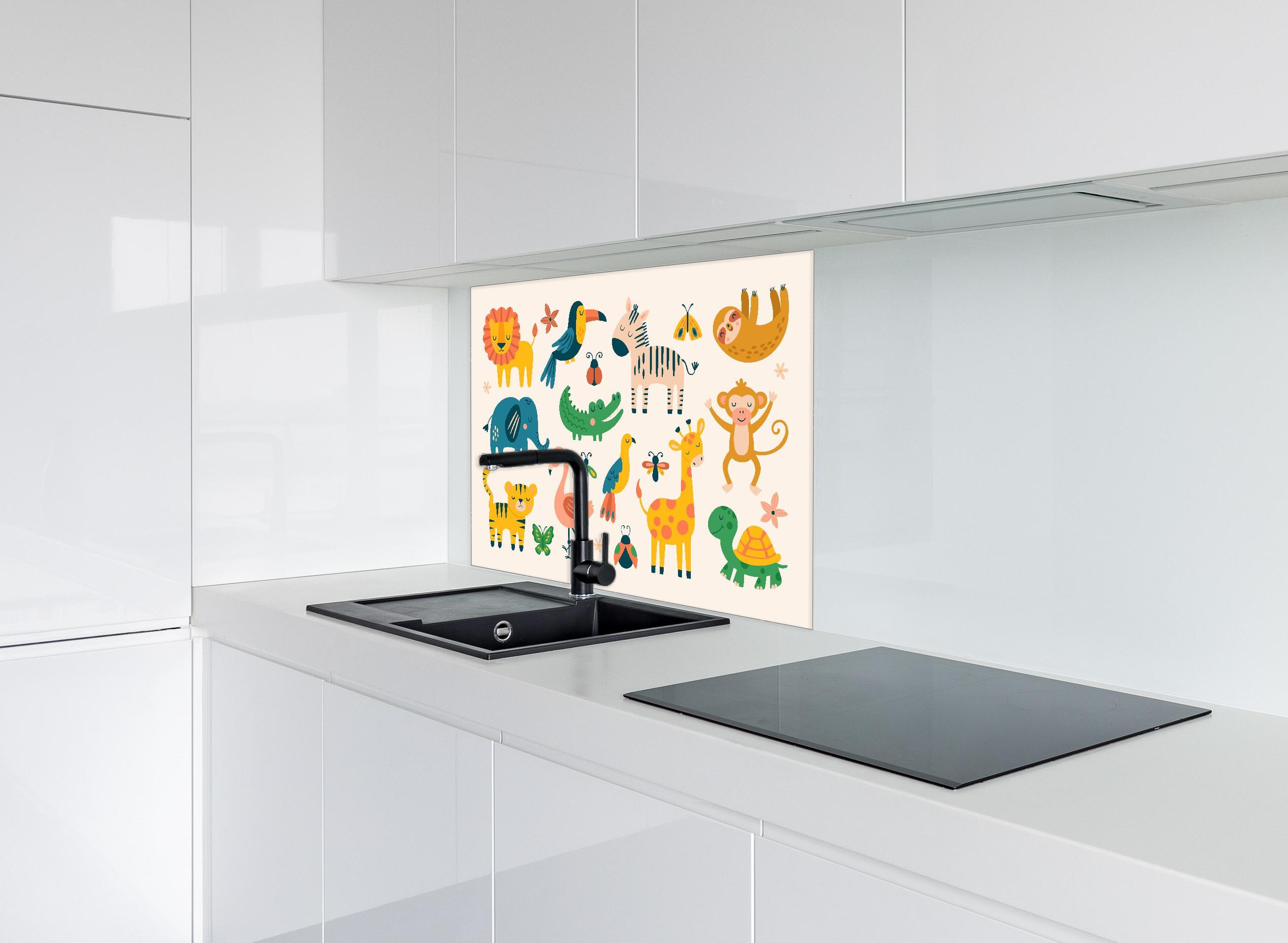 Spritzschutz - Fröhliche bunte Tierillustrationen für Kinder hinter einem Cerankochfeld zwischen Holz-Kochutensilien
