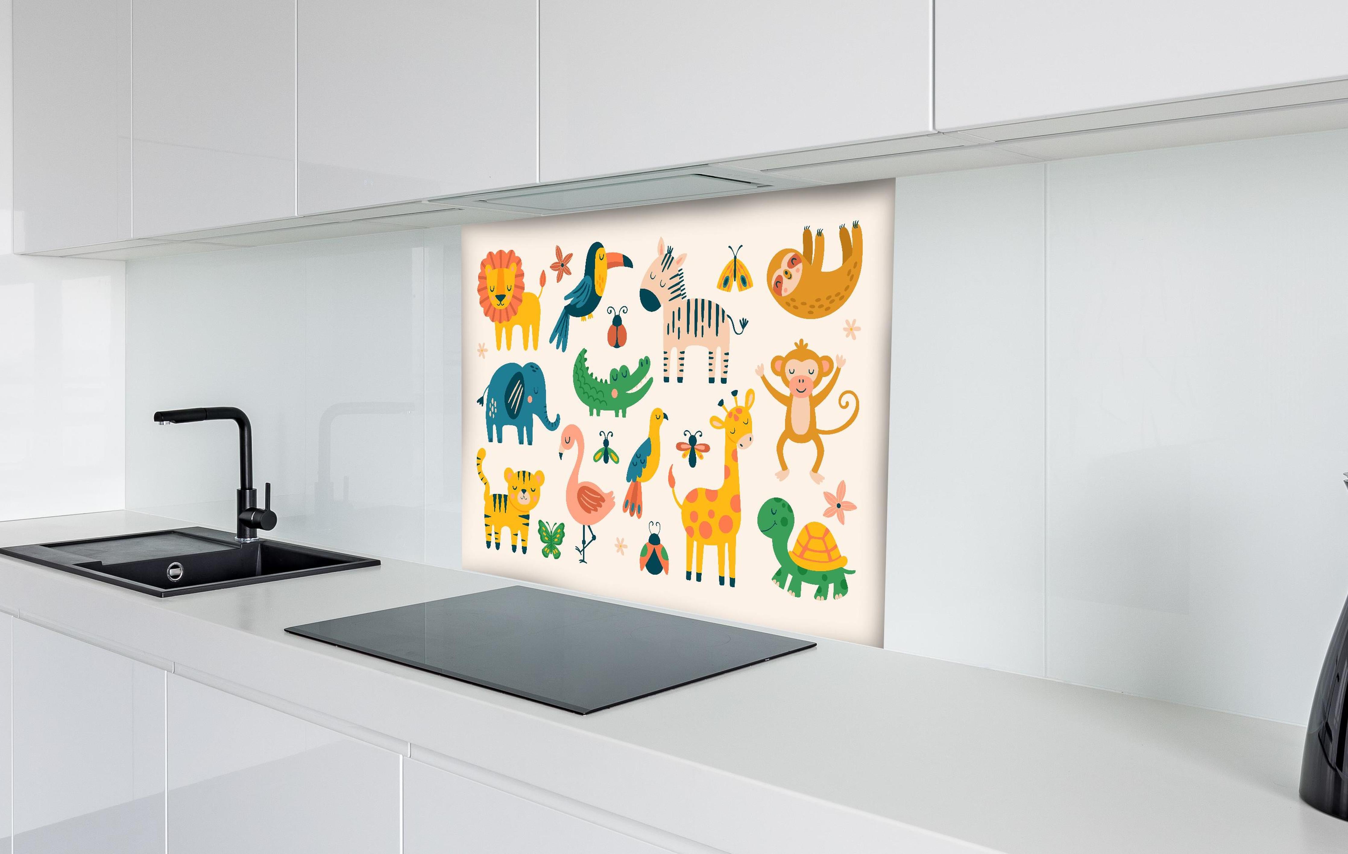 Spritzschutz - Fröhliche bunte Tierillustrationen für Kinder hinter einem Cerankochfeld zwischen Holz-Kochutensilien
