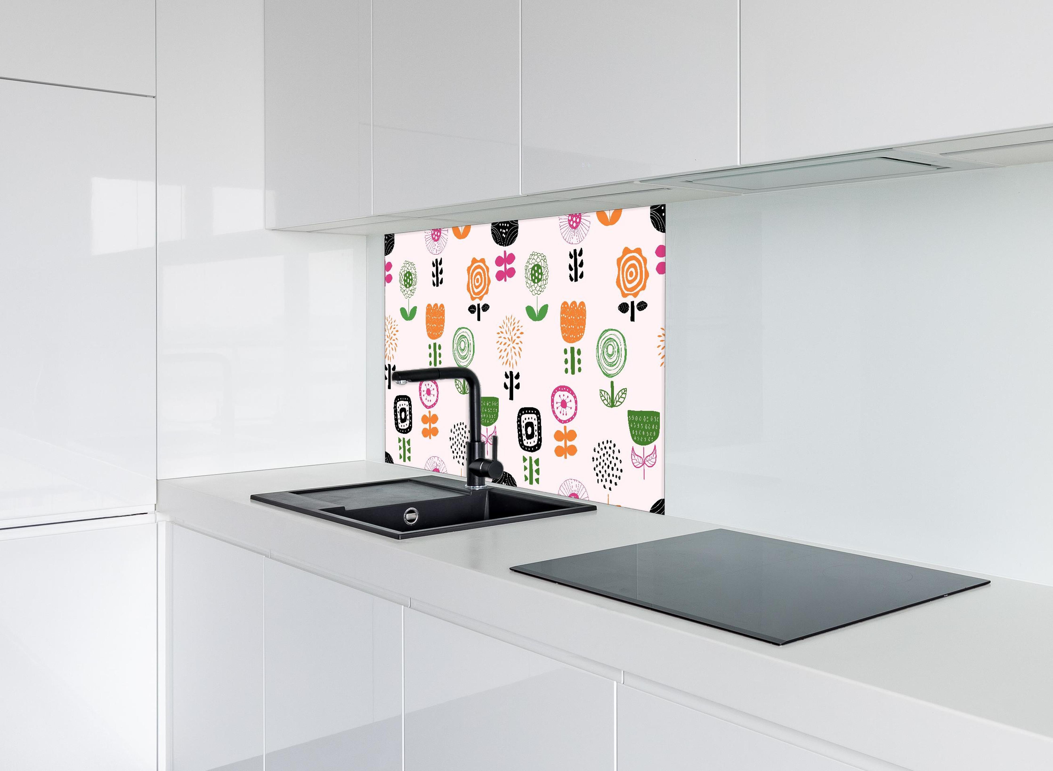 Spritzschutz - Fröhliches Retro Blumenmuster Textil hinter einem Cerankochfeld zwischen Holz-Kochutensilien
