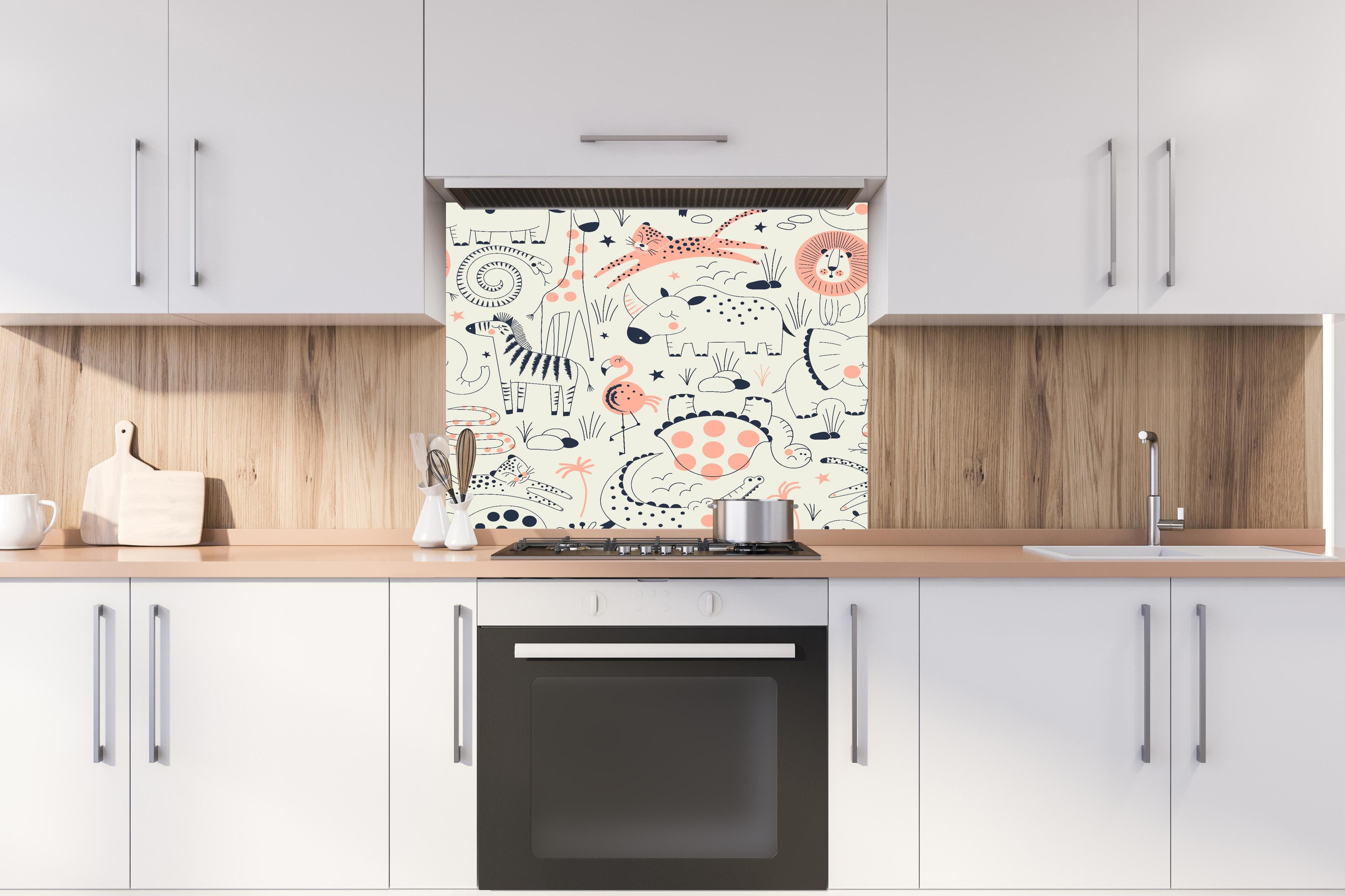 Spritzschutz - Fröhliches Tierillustrationsmuster für Kinderzimmer hinter einem Cerankochfeld zwischen Holz-Kochutensilien
