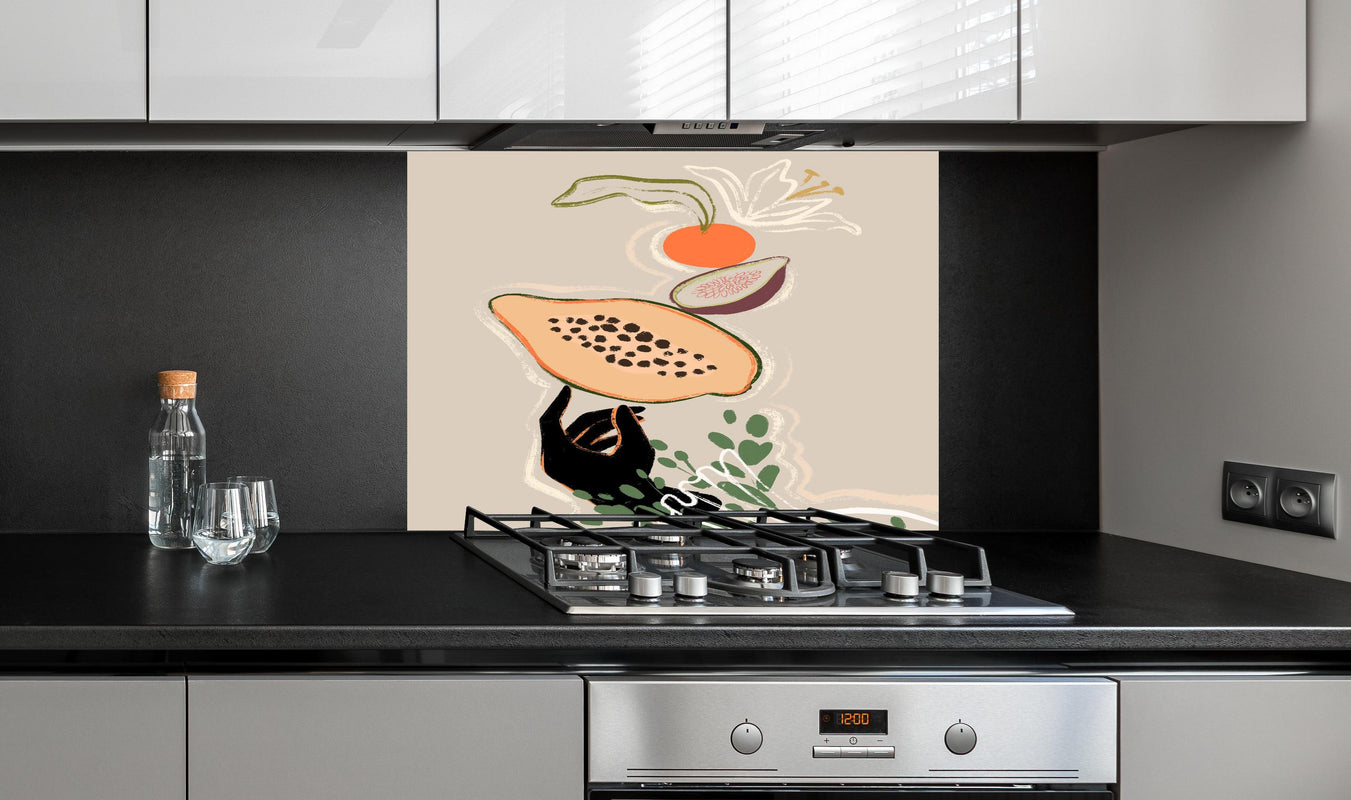 Spritzschutz - Früchte und Gemüse - Gemälde hinter einem Cerankochfeld zwischen Holz-Kochutensilien
