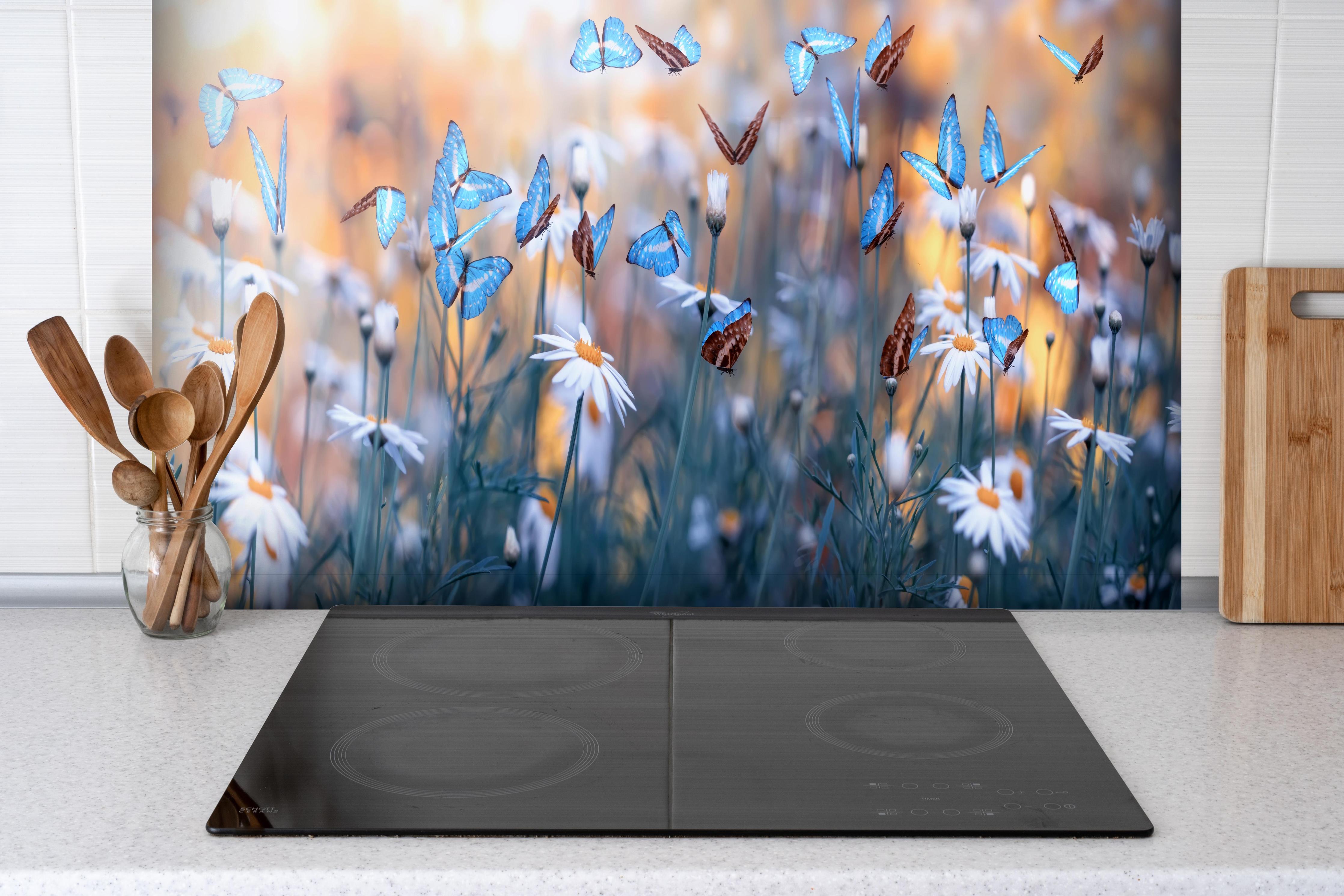 Spritzschutz - Frühling Naturlandschaft mit wilden Blumen hinter einem Cerankochfeld zwischen Holz-Kochutensilien
