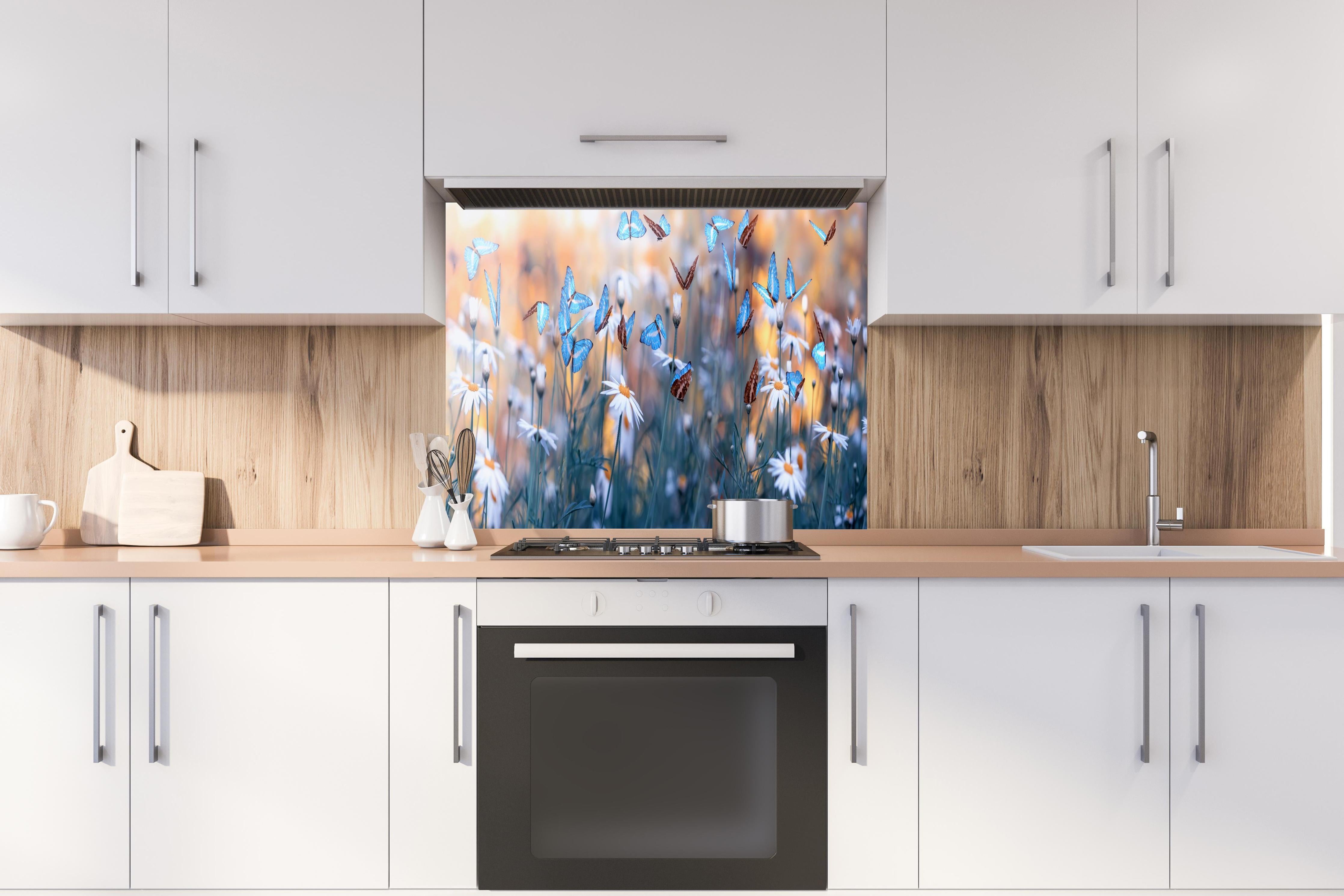 Spritzschutz - Frühling Naturlandschaft mit wilden Blumen hinter einem Cerankochfeld zwischen Holz-Kochutensilien
