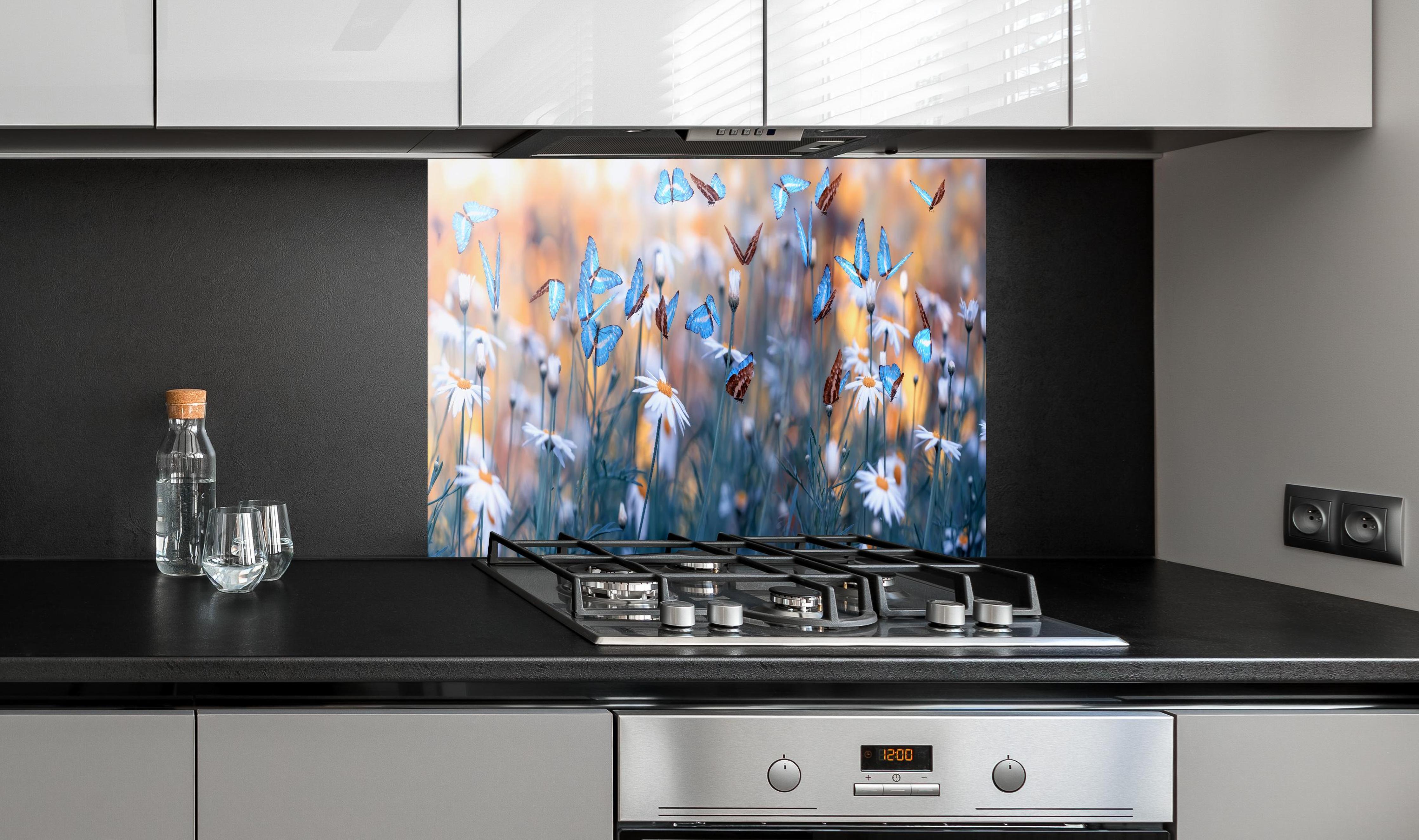 Spritzschutz - Frühling Naturlandschaft mit wilden Blumen hinter einem Cerankochfeld zwischen Holz-Kochutensilien
