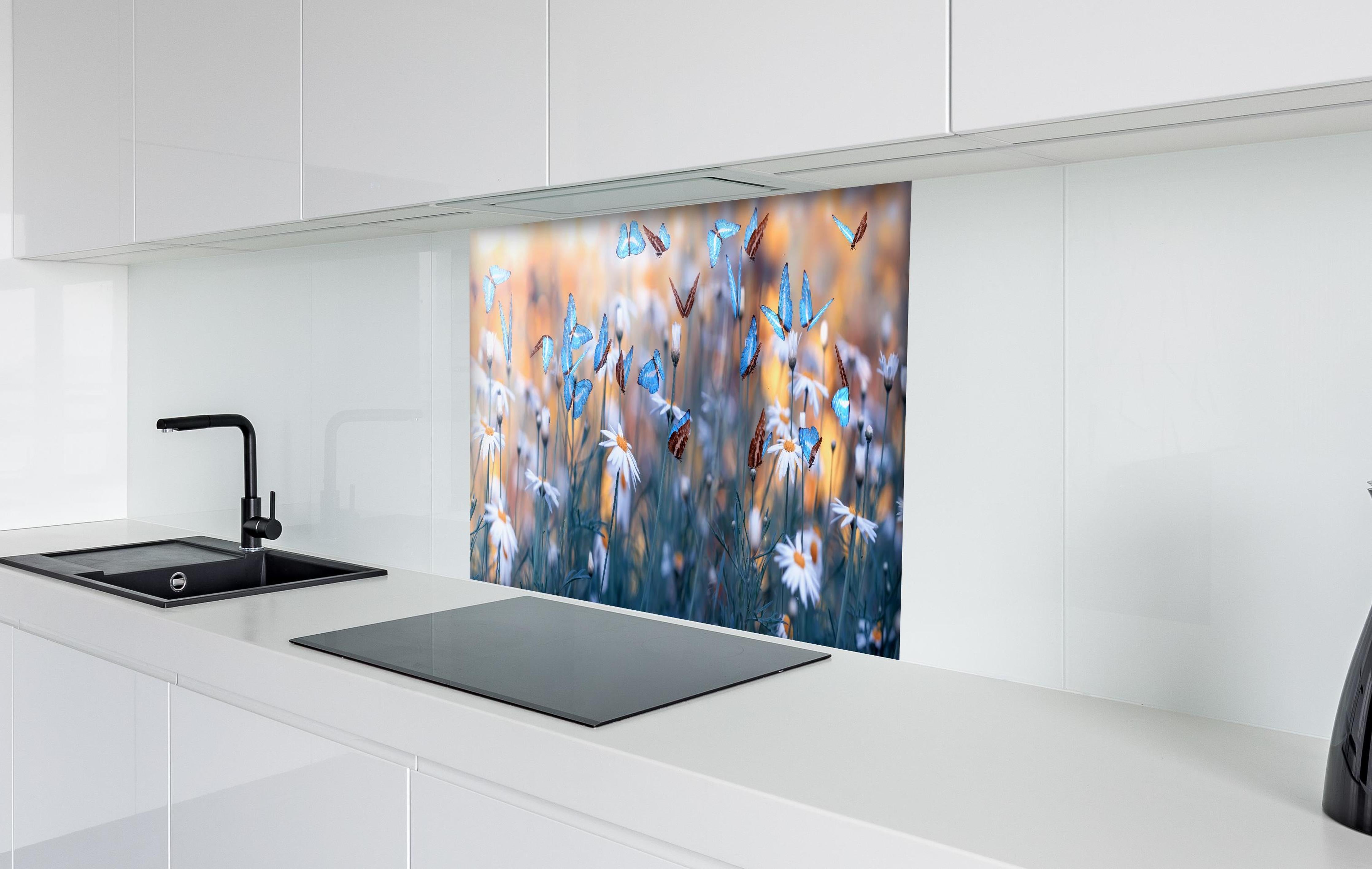 Spritzschutz - Frühling Naturlandschaft mit wilden Blumen hinter einem Cerankochfeld zwischen Holz-Kochutensilien
