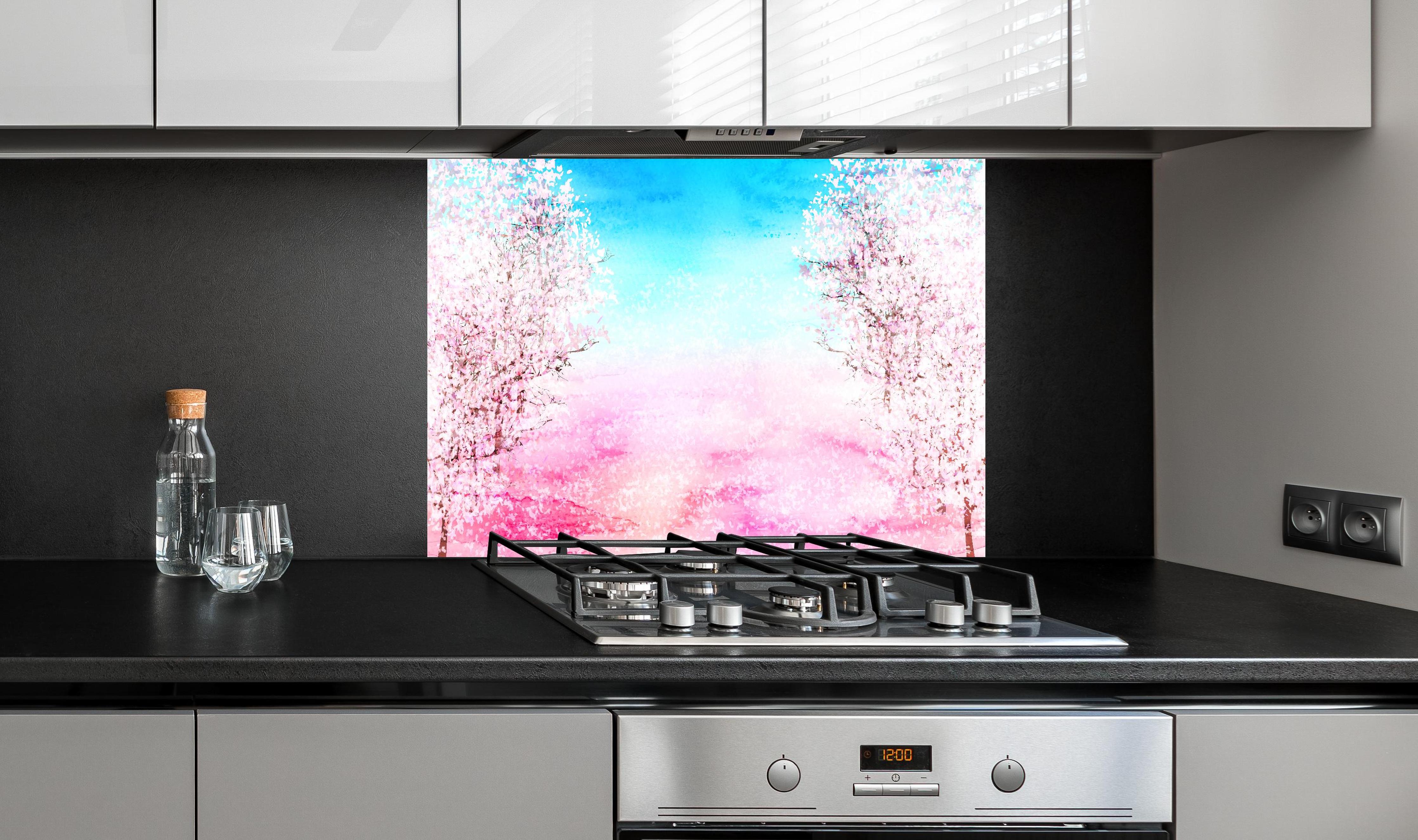 Spritzschutz - Frühlingsbaum Aquarell Rosa-Blau hinter einem Cerankochfeld zwischen Holz-Kochutensilien
