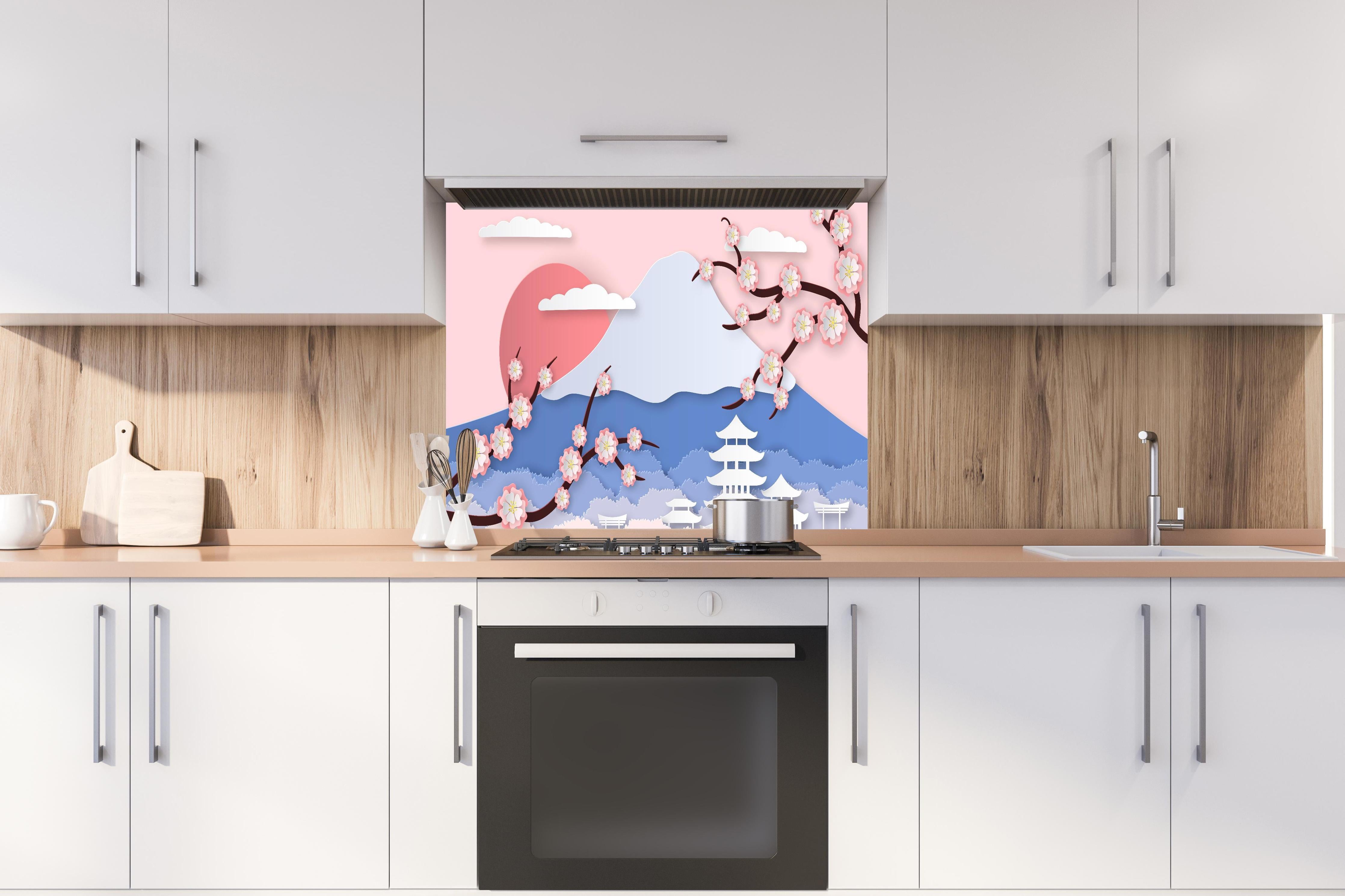 Spritzschutz - Fujiyama modern Style hinter einem Cerankochfeld zwischen Holz-Kochutensilien
