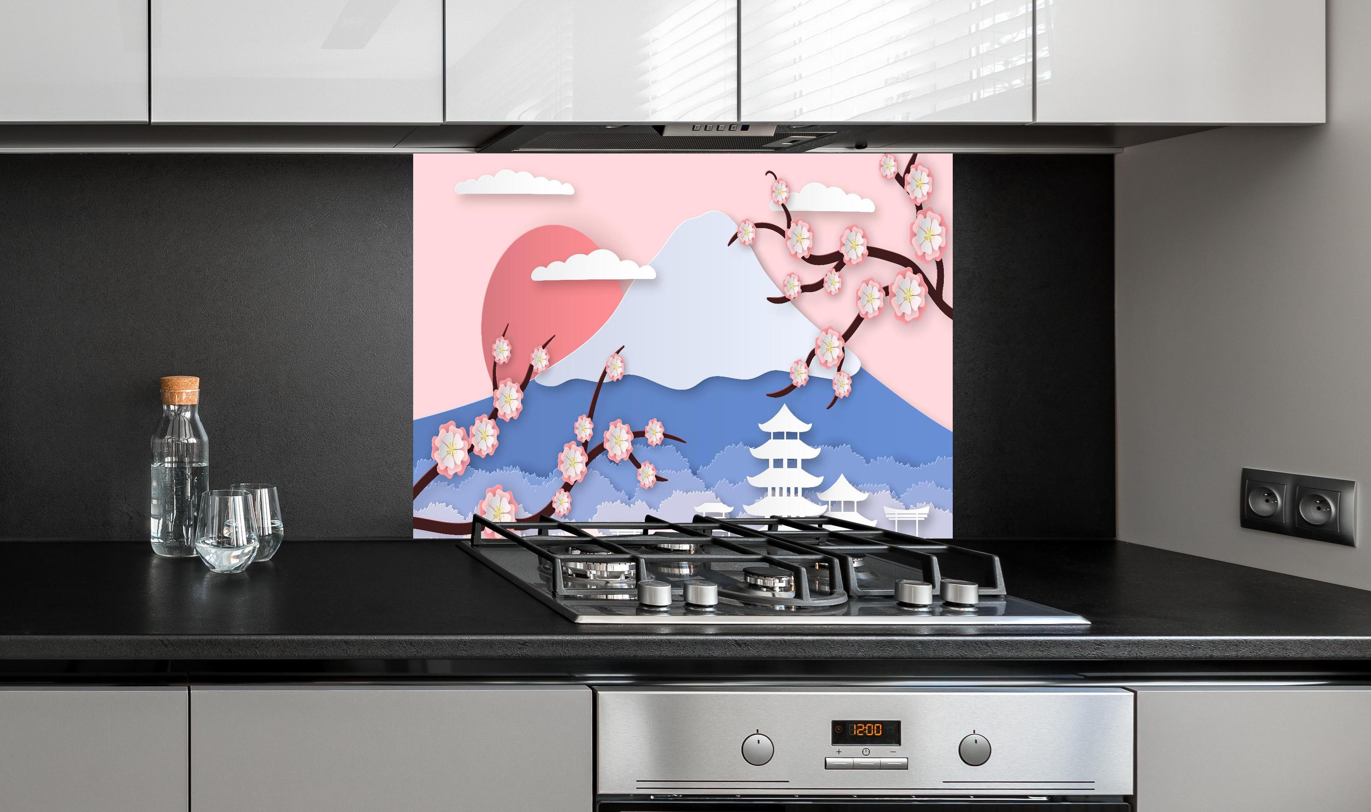 Spritzschutz - Fujiyama modern Style hinter einem Cerankochfeld zwischen Holz-Kochutensilien
