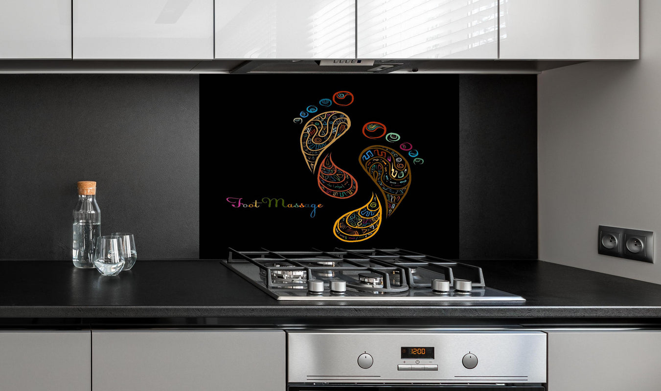 Spritzschutz - Fußreflexzonenmassage Kunstbild in Farbe hinter einem Cerankochfeld zwischen Holz-Kochutensilien
