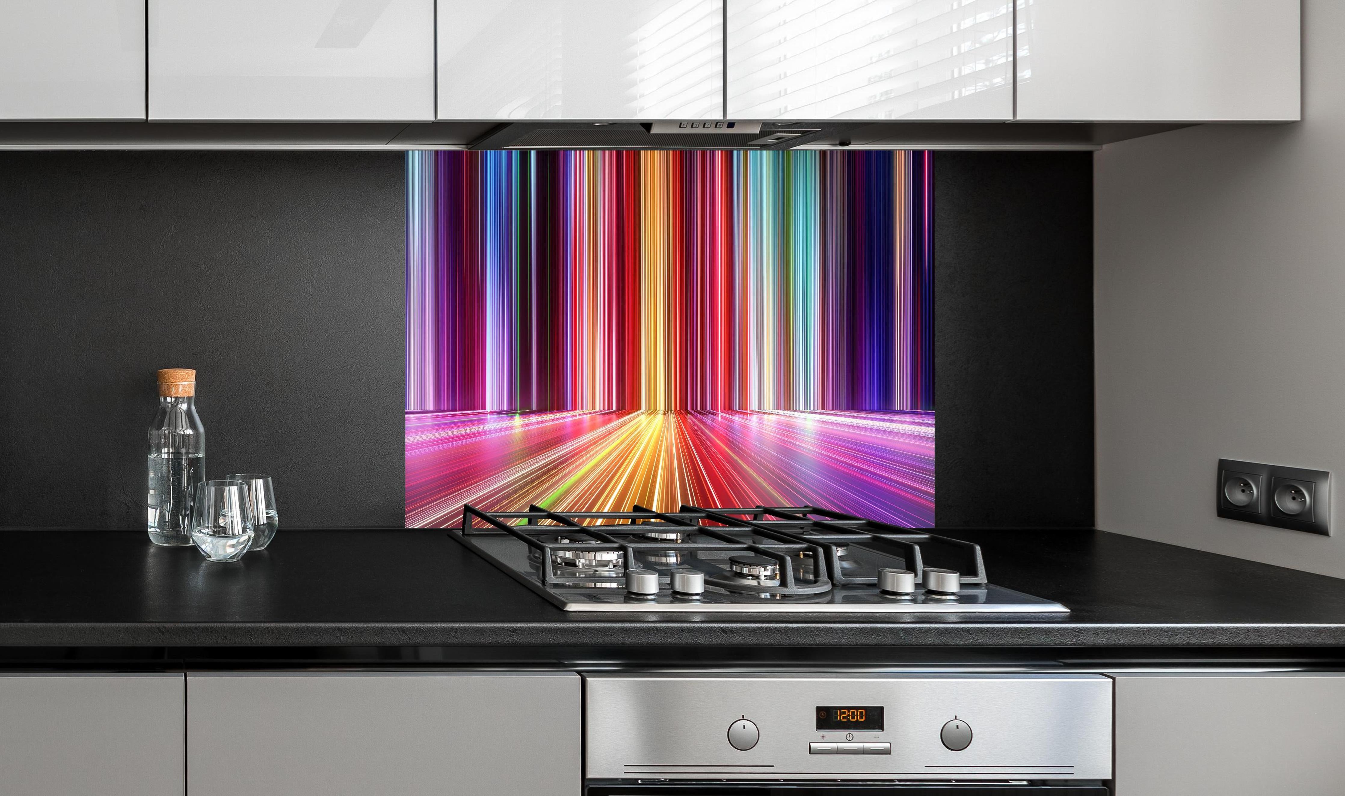Spritzschutz - Futuristische Farben - 3D Render hinter einem Cerankochfeld zwischen Holz-Kochutensilien
