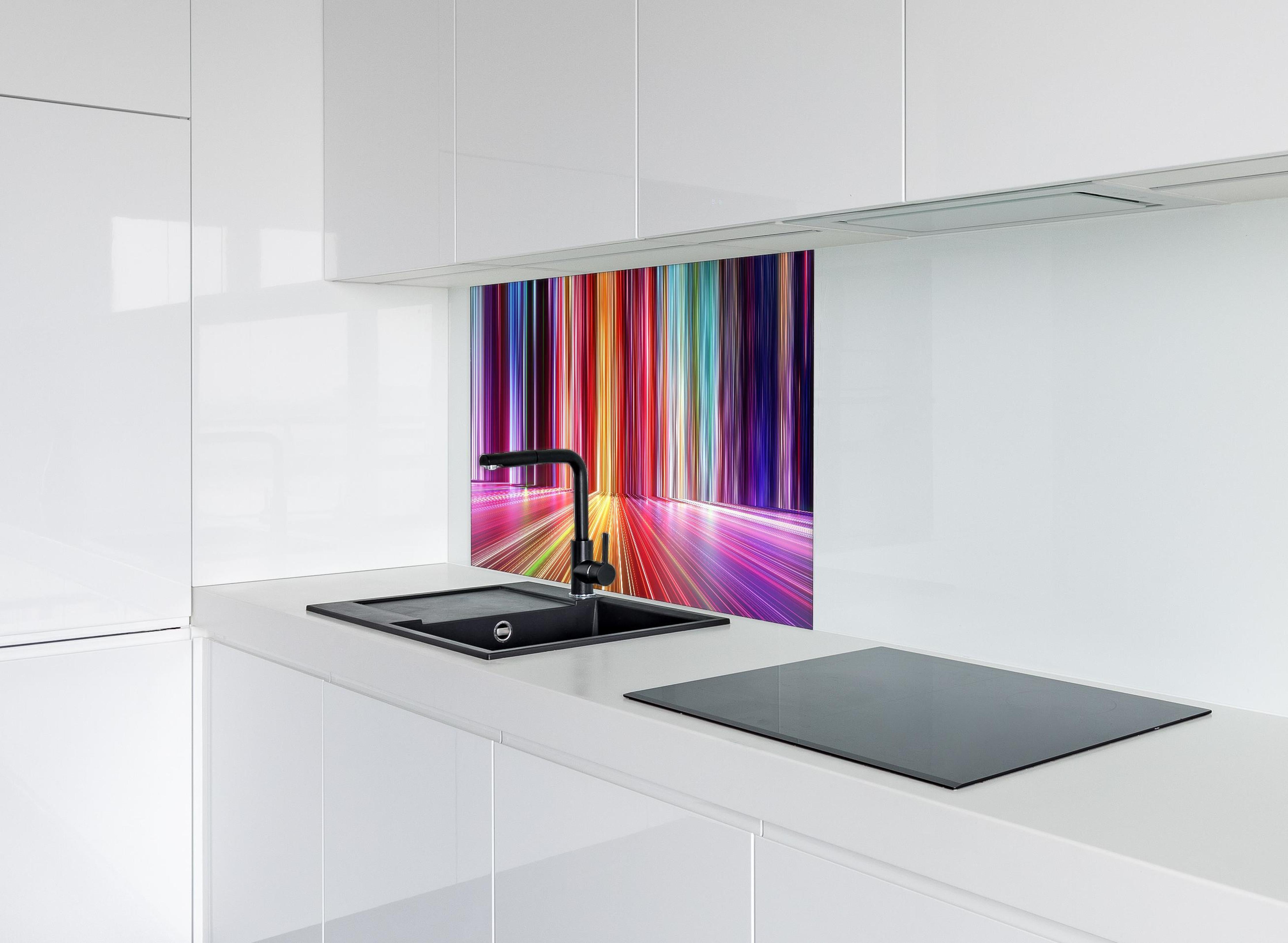 Spritzschutz - Futuristische Farben - 3D Render hinter einem Cerankochfeld zwischen Holz-Kochutensilien
